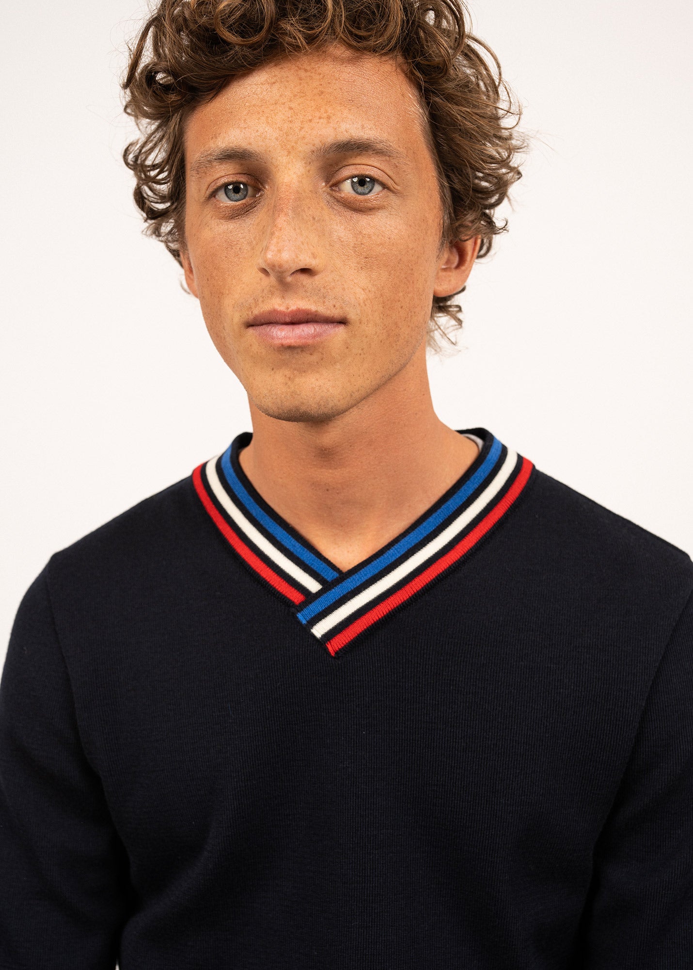 Pull en laine à col V contrasté