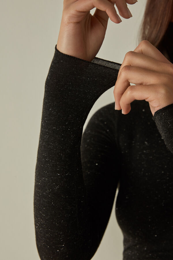 Camiseta leve de gola alta em modal com detalhes em cashmere lamê.