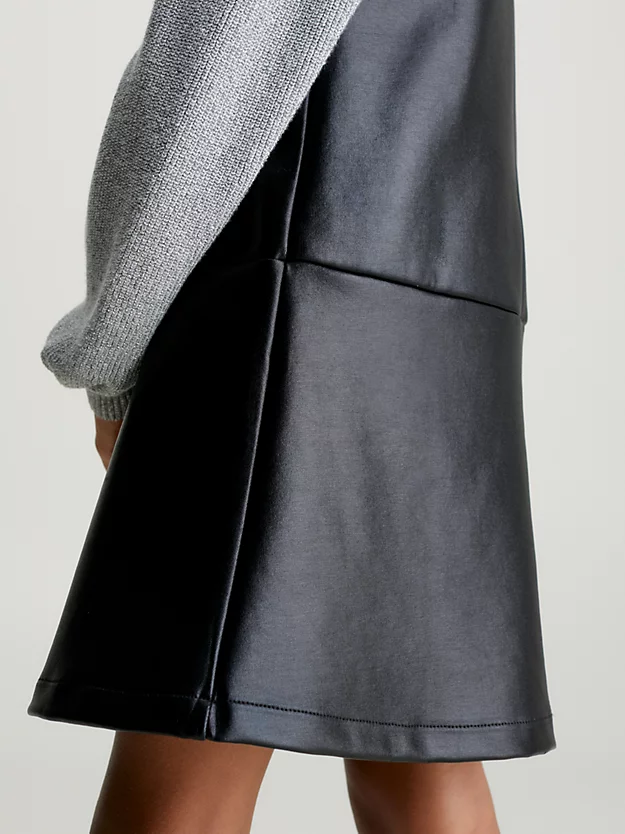 Vestido evasê sem mangas com forro