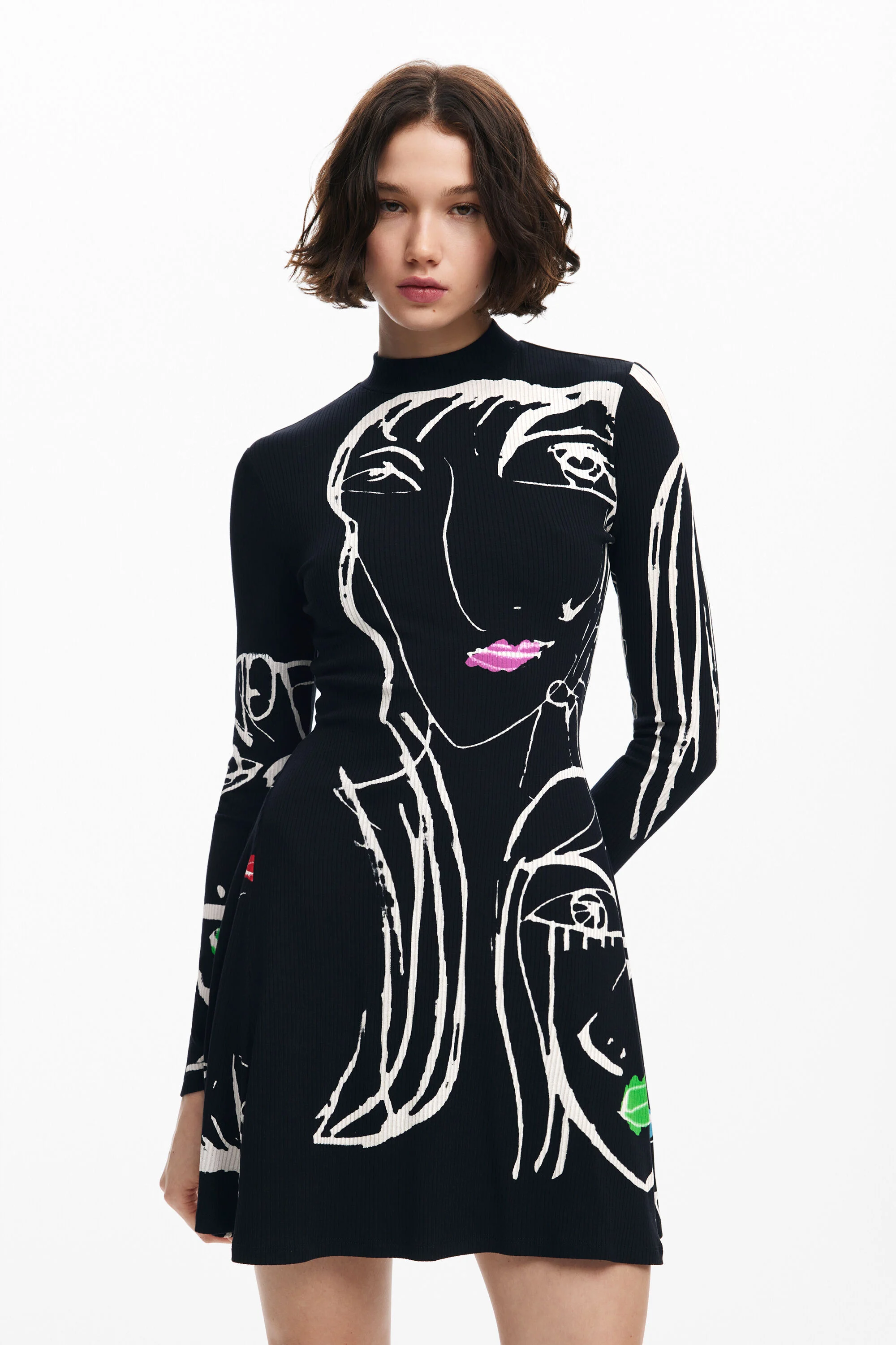 Vestido com estampa de rostos