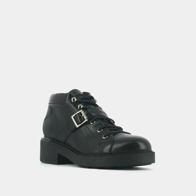 Boots à boucles et détails argentés en métal  en cuir grainé noir