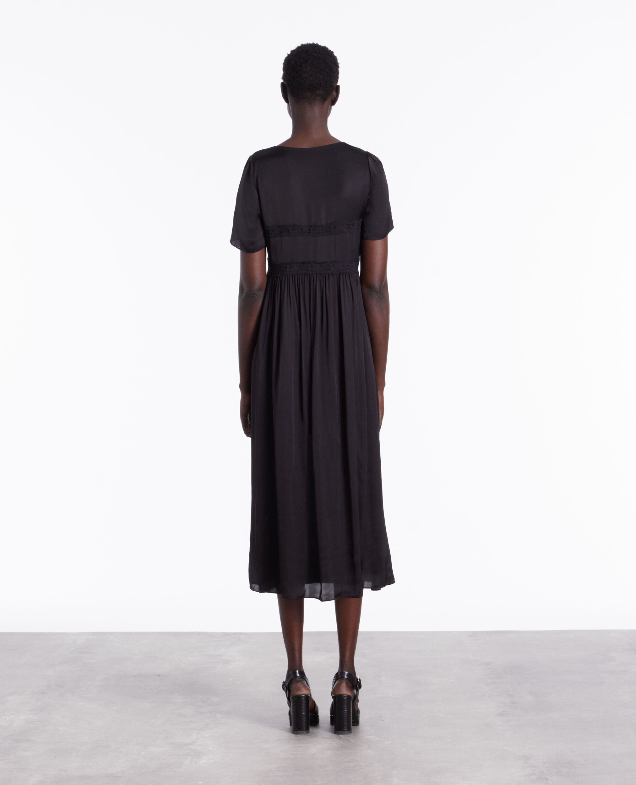Robe longue noire avec détails en dentelle