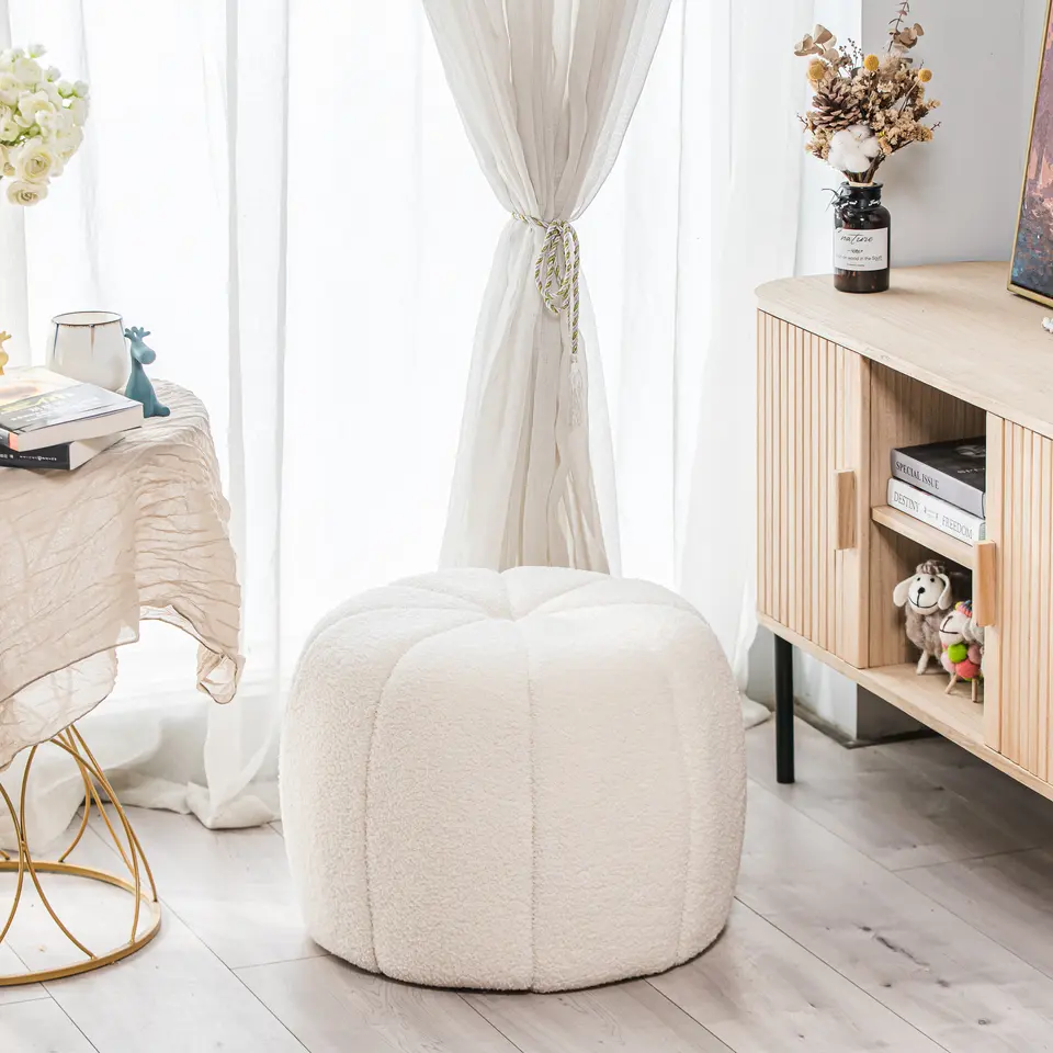 Pouf met witte lussen en strepen