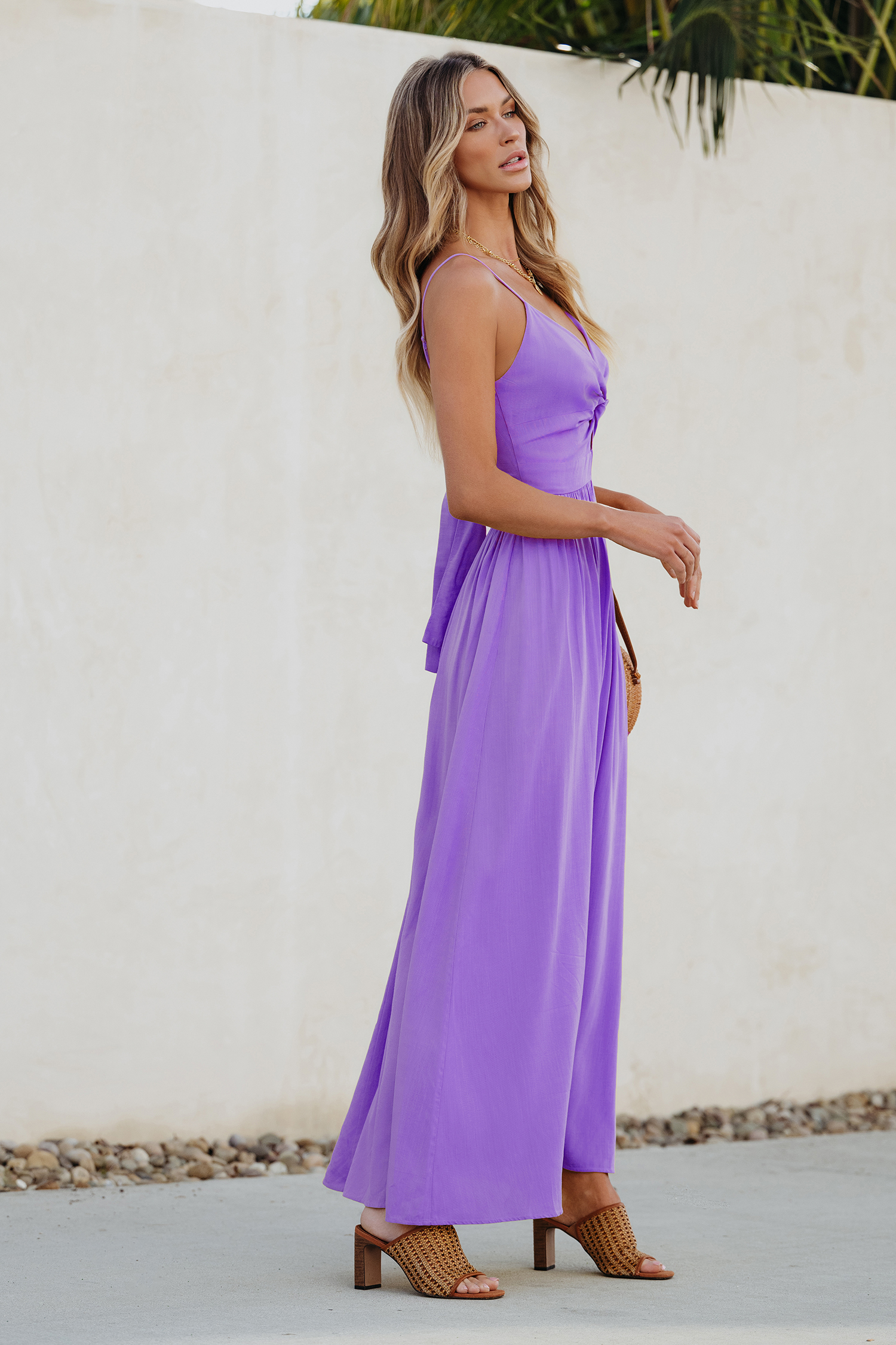 Robe maxi torsadée avec col en cœur et trou de serrure violette
