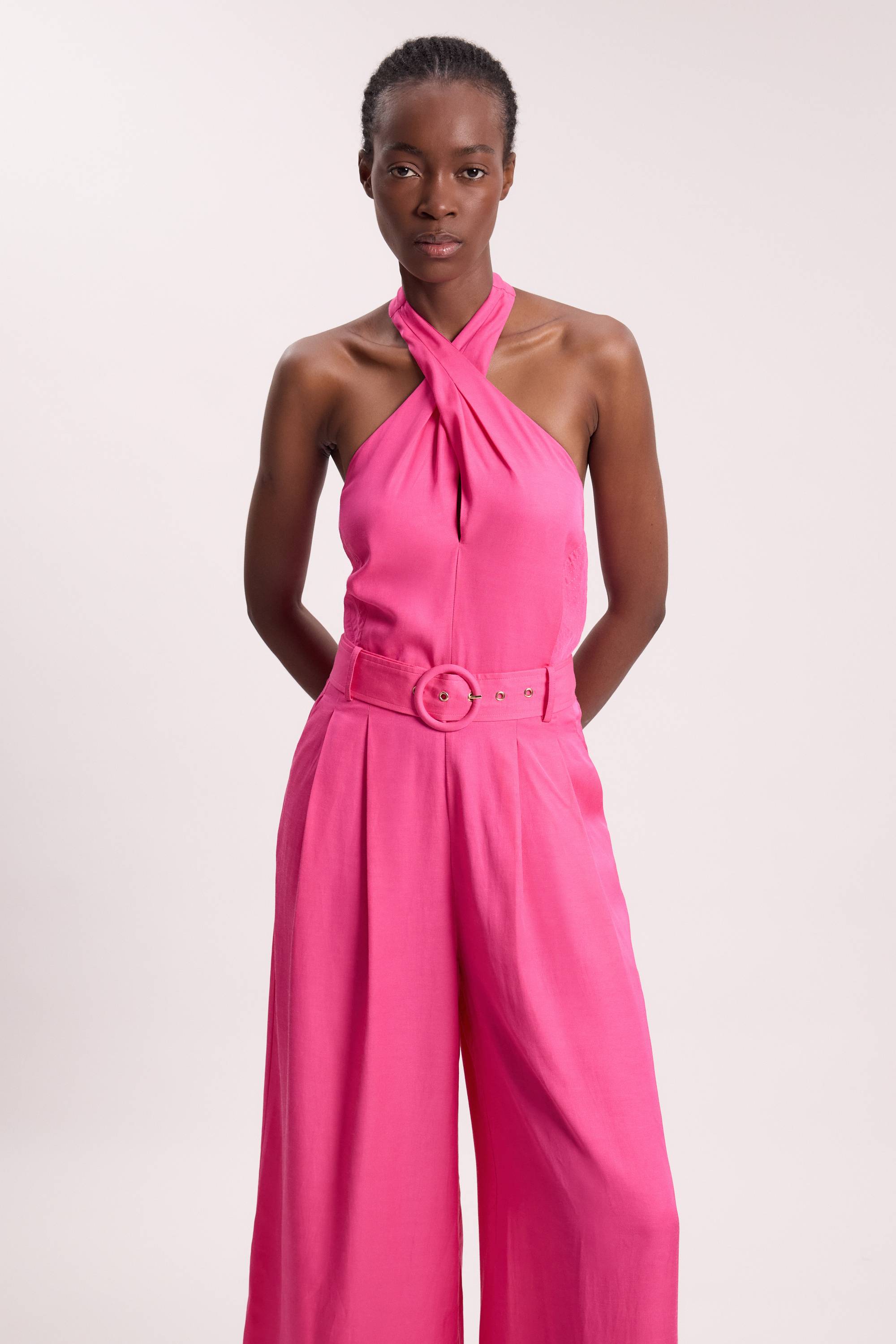 KarenMillen Combinaison-pantalon À Jambes Larges En Viscose Lin Premium Avec Encolure Croisée Dos-nu Et Ceinture