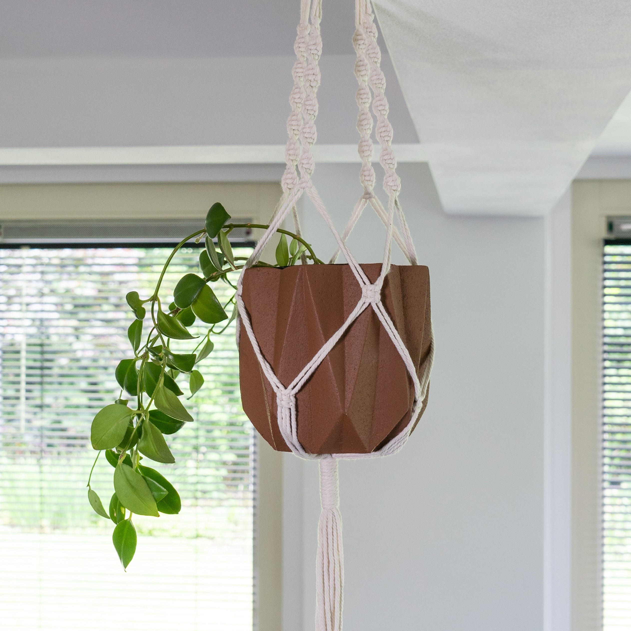 QUVIO Plantenhanger gevlochten touw met spiralen - Wit