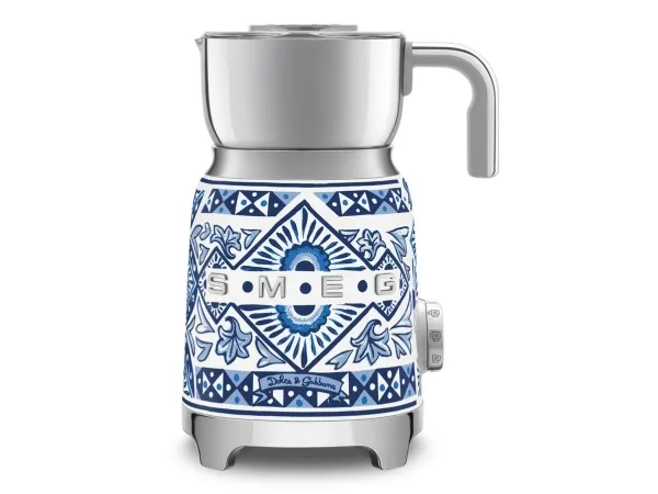 SMEG Mælkeskummer 50's Style Dolce & Gabbana Blu Mediterraneo MFF01DGBEU - SMEG Mælkeskummer 50's Style SMEG mælkeskummeren i 50'er-stil skummer mælk eller chokolade til den perfekte varme drik på ingen tid. induktion opvarmer og skummer mælk ell