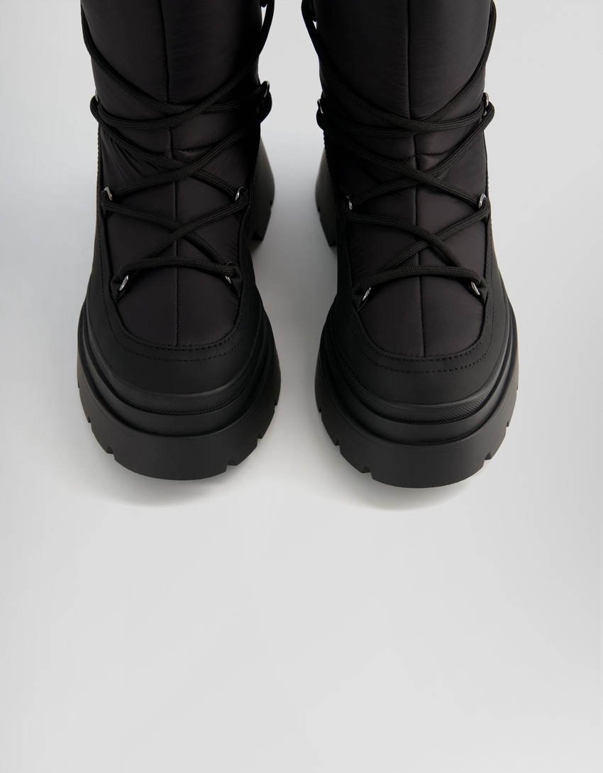 Botas de cano curto acolchoadas com detalhe de cadarço