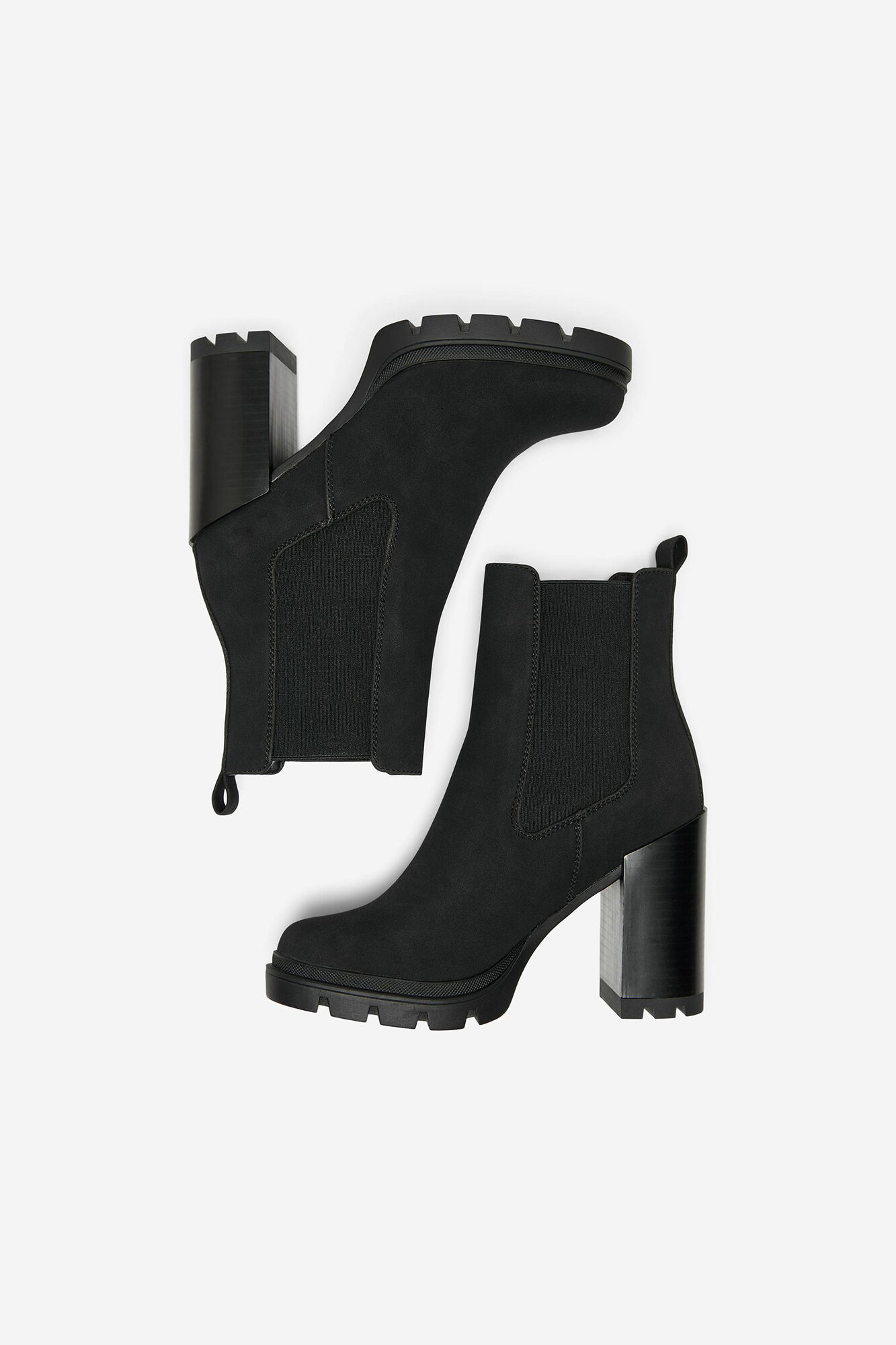 Botas de cano curto com salto tratorado