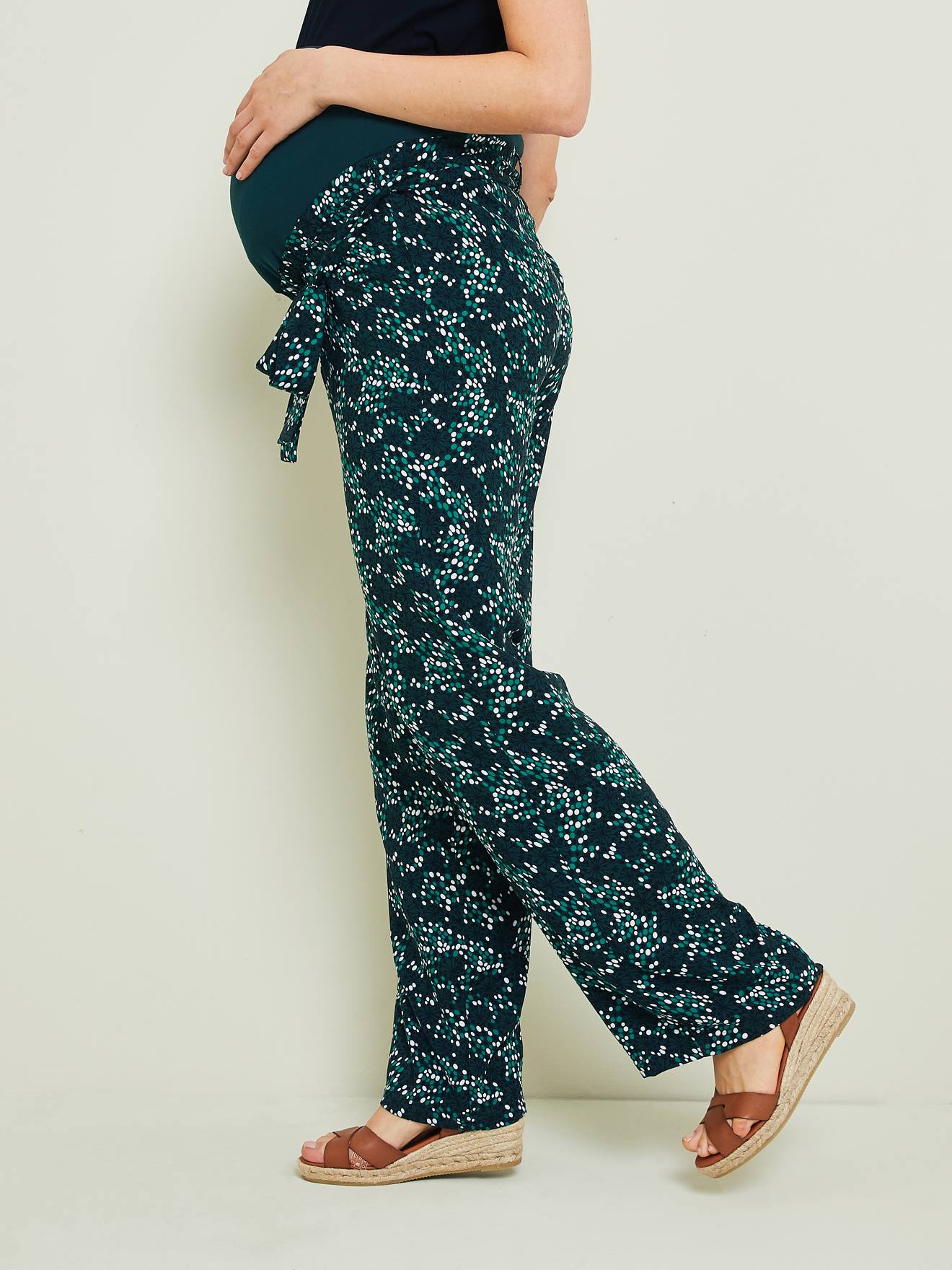 Calças de viscose para gestantes com estampa floral verde-escura.