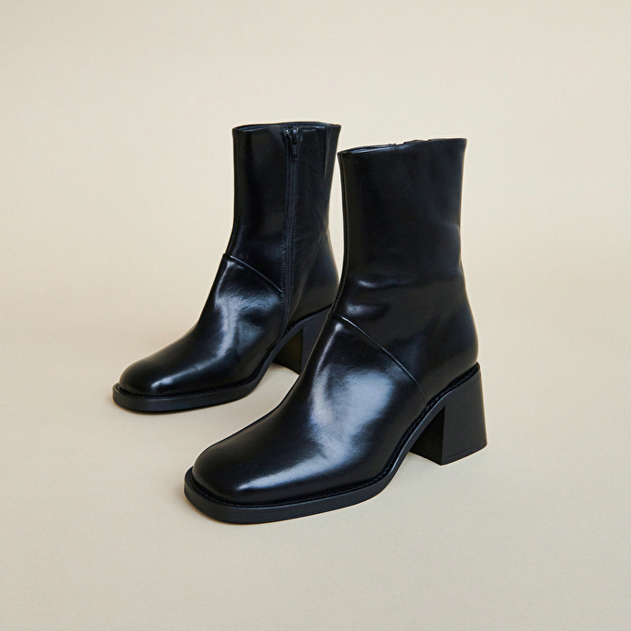 Bottines à bouts carrés et coutures apparentes  en cuir noir