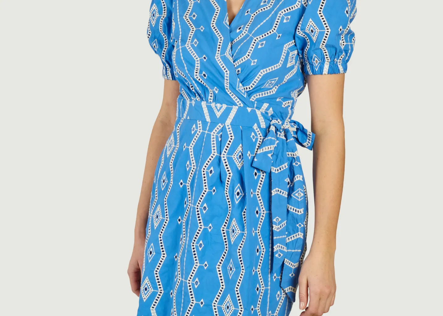 Robe courte portefeuille à motif fantaisie ajouré Clem Suncoo