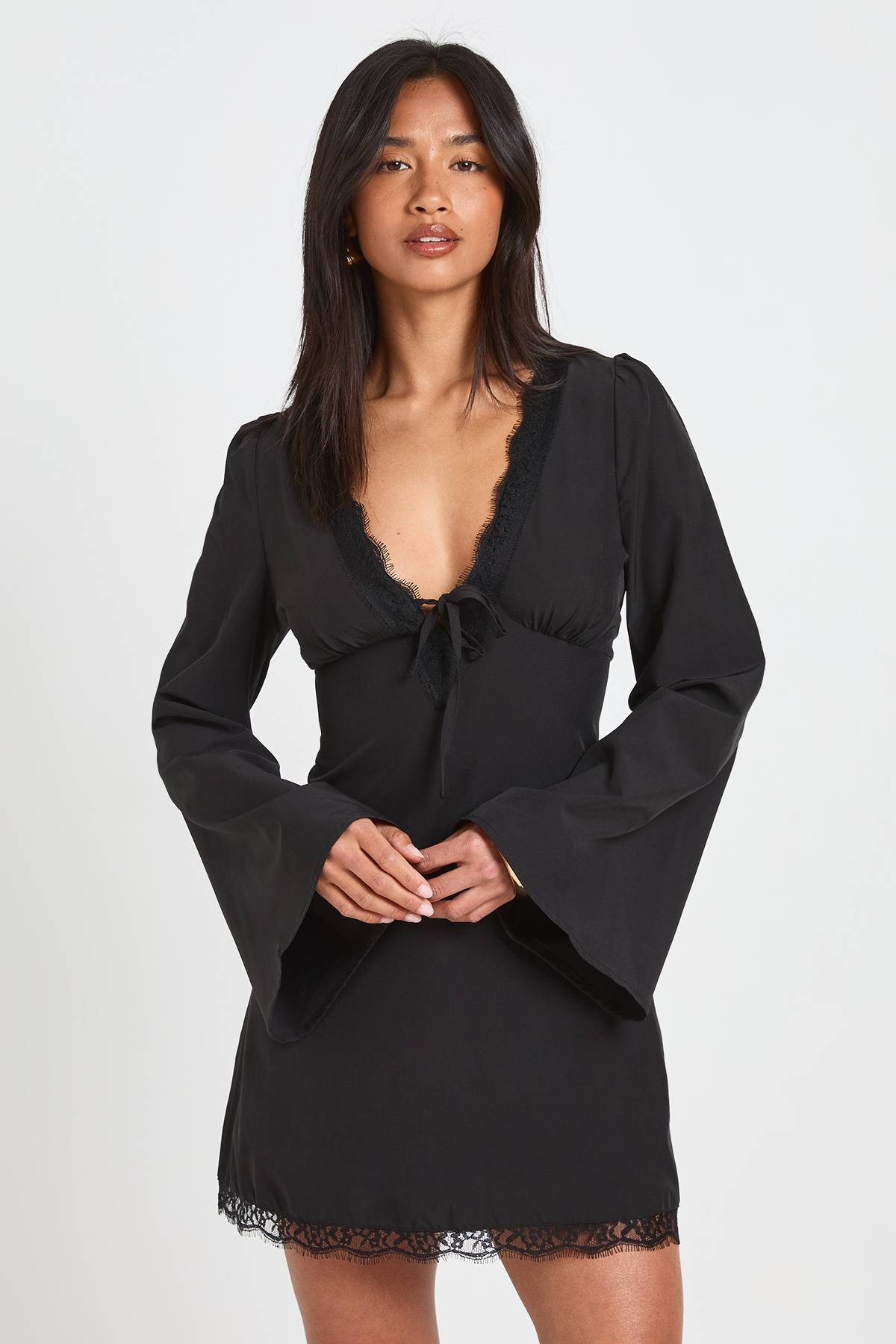 boohoo Robe Mini Petite À Manches Évasées Et Finitions En Dentelle