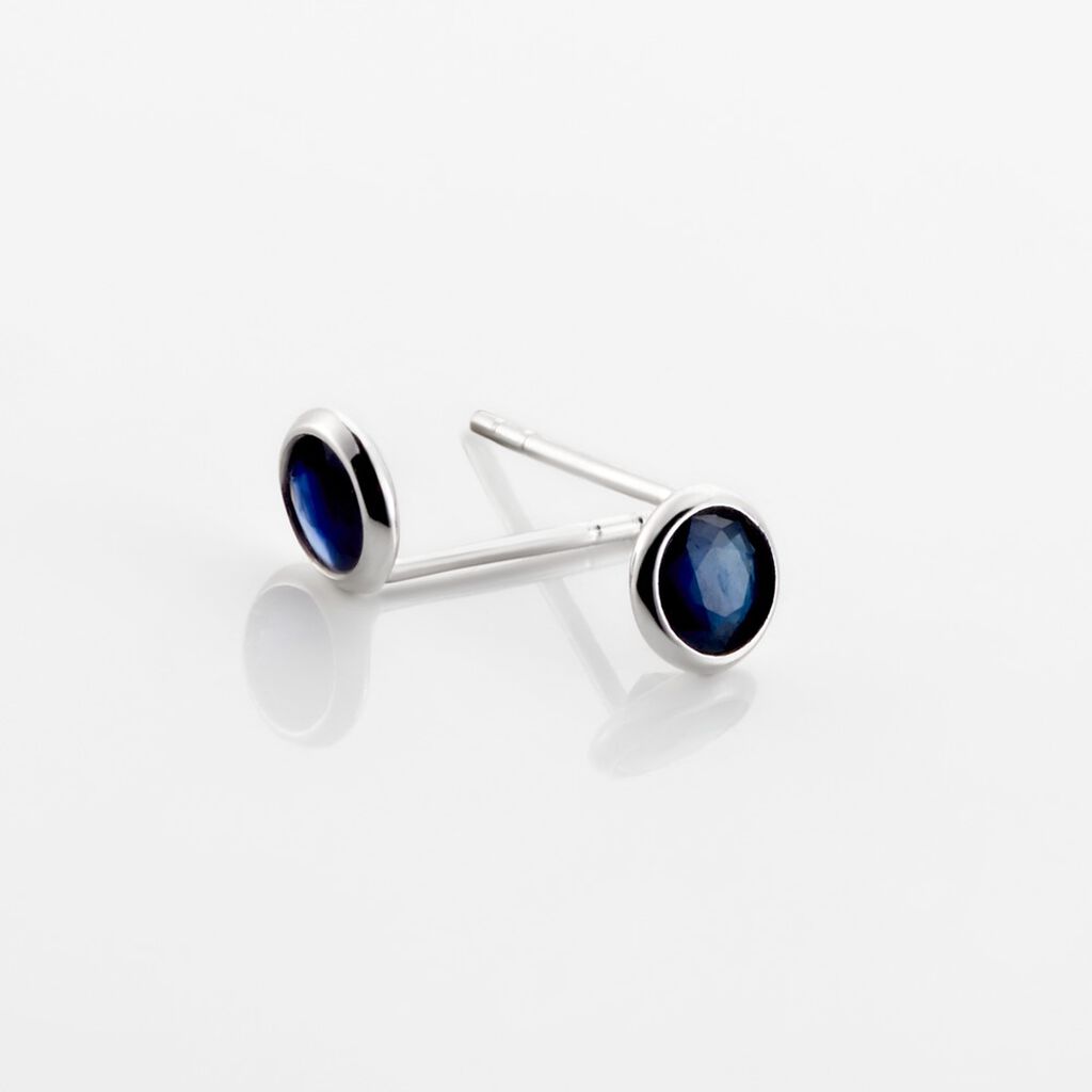 Boucles D'oreilles Puces Edy Serti Clos Or Blanc Saphir
