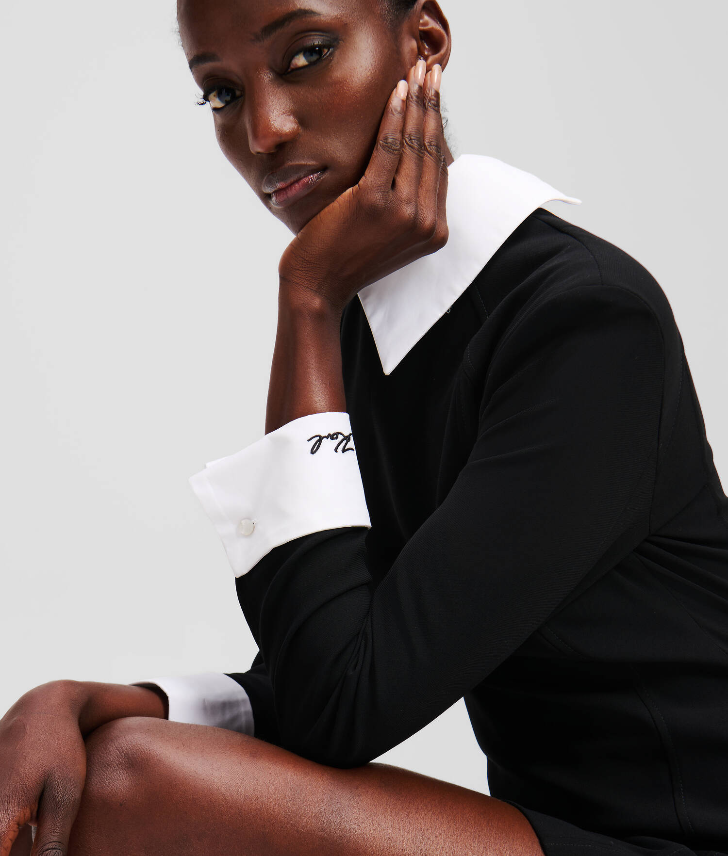 ROBE À COL BLANC
