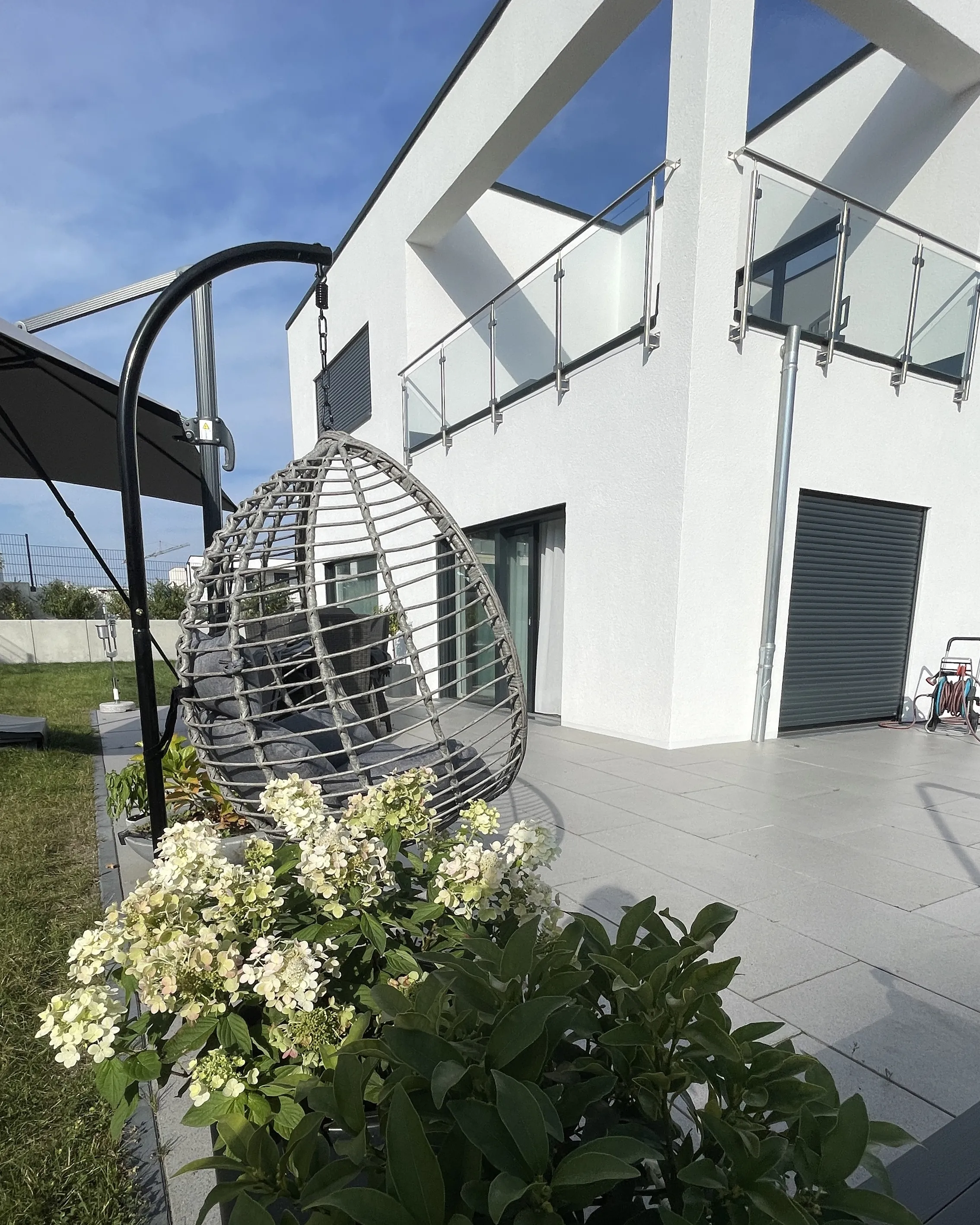 Hangstoel met standaard TOLLO PE rotan Grijs