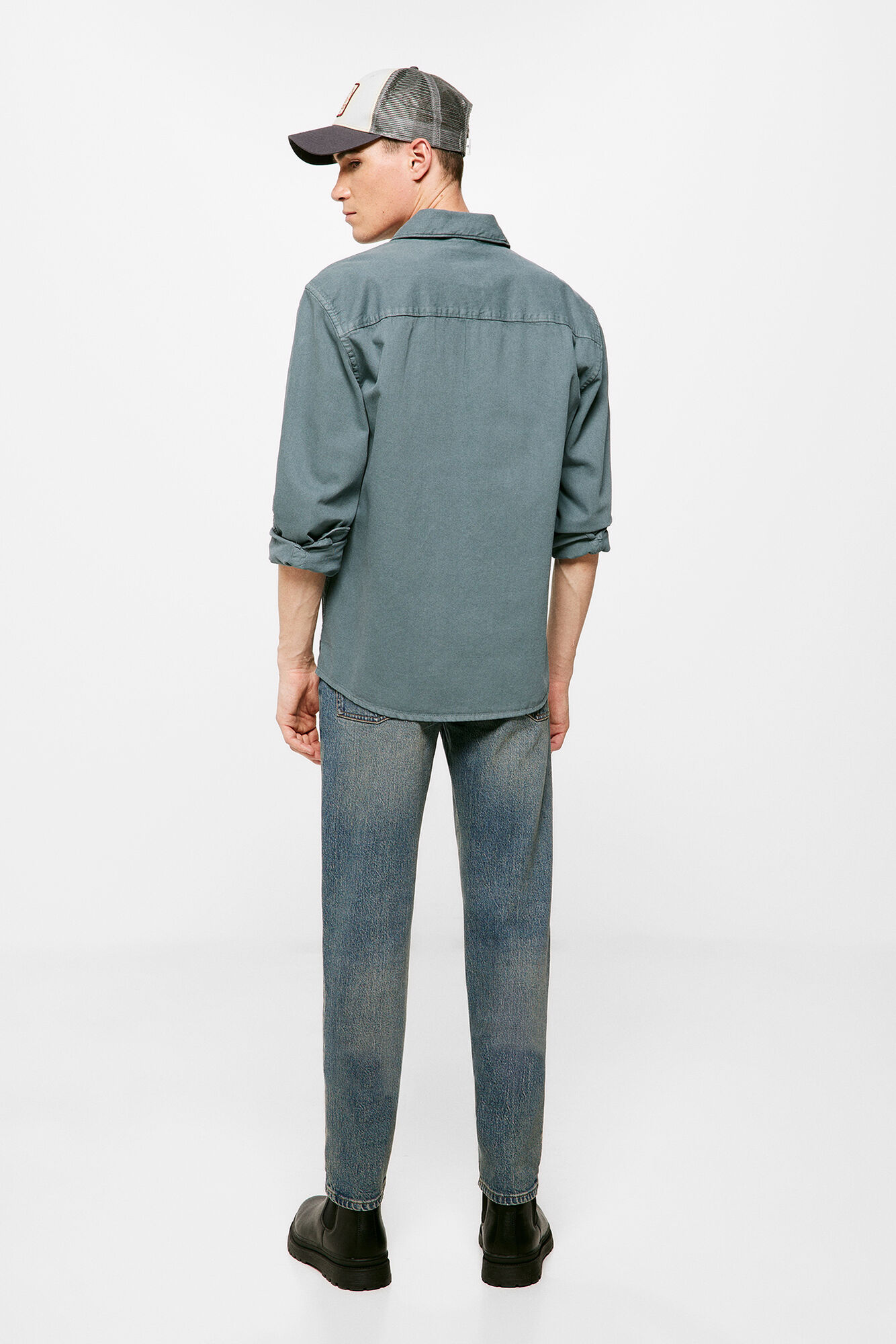 Calça jeans slim, lavagem média, levemente suja.