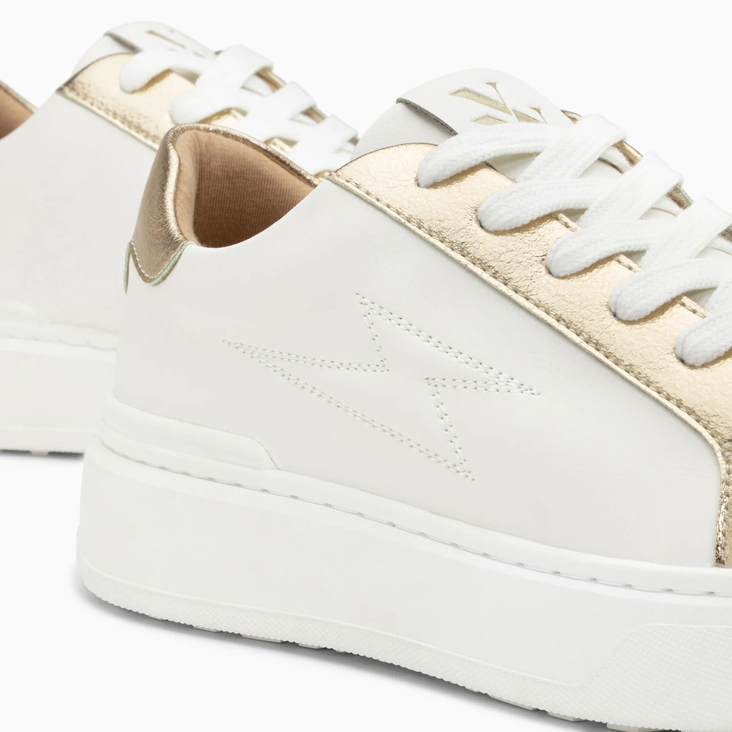 Sneakers-Baskets éclair Romane blanc et or à lacets