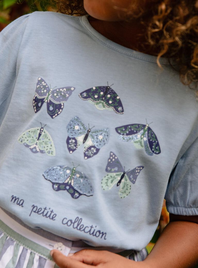 T-shirt bleu ciel à papillons