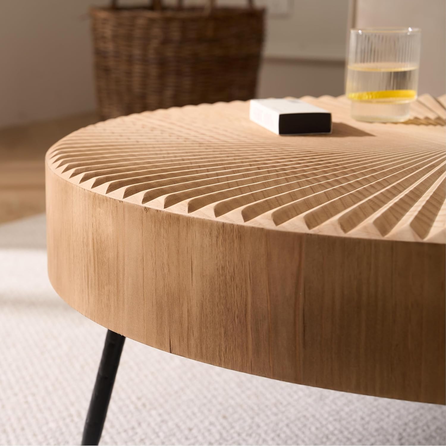 Couchtisch Rund, Runder Wohnzimmertisch aus Holz mit linearem Design, Beistelltisch mit schwarzen Metallbeinen, Modern Farmhouse Möbel im Wohnzimmer, Hellbraun Coffee Table ø60×42cm