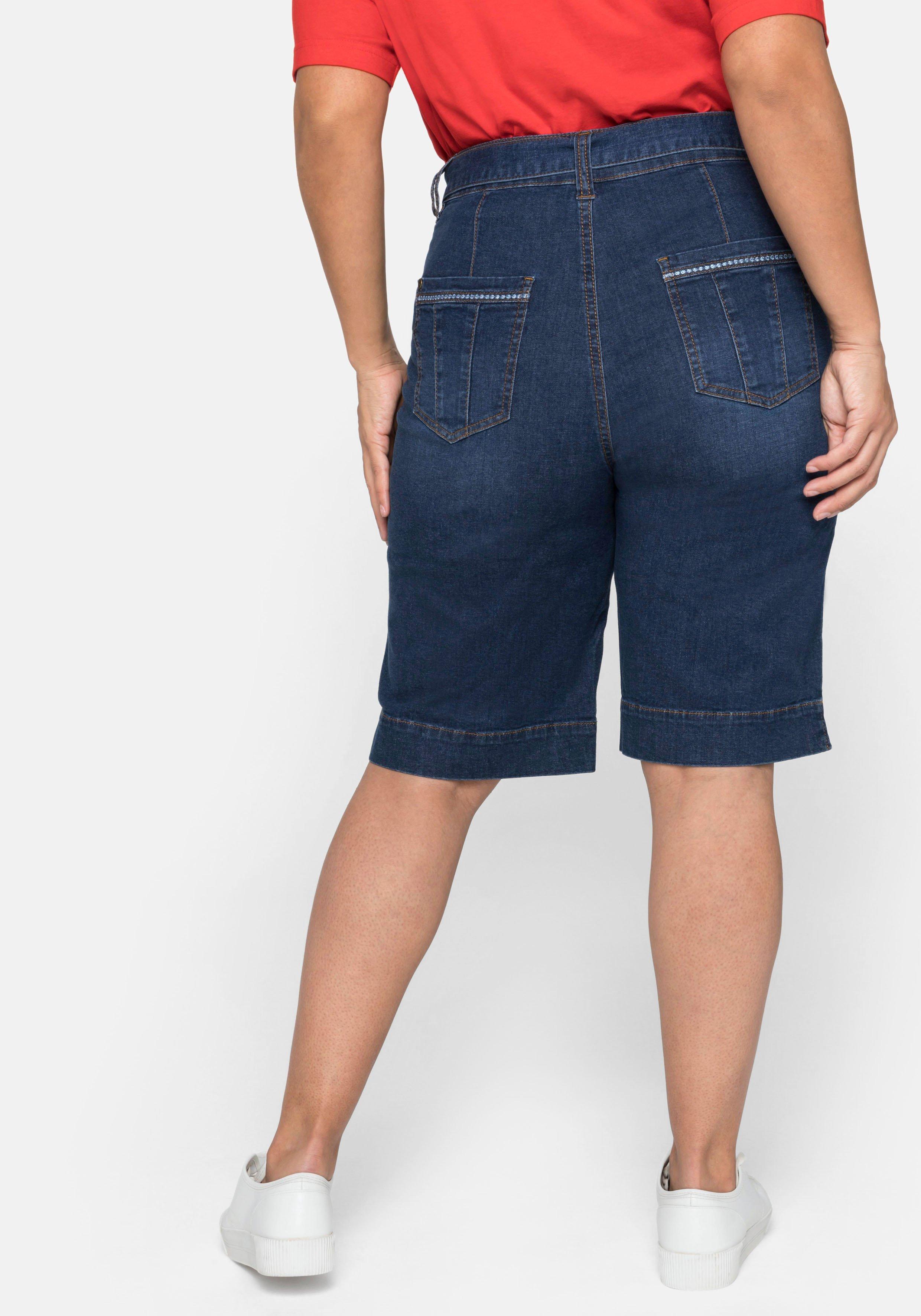 Jeansbermudas mit breitem Bund und Bindegürtel