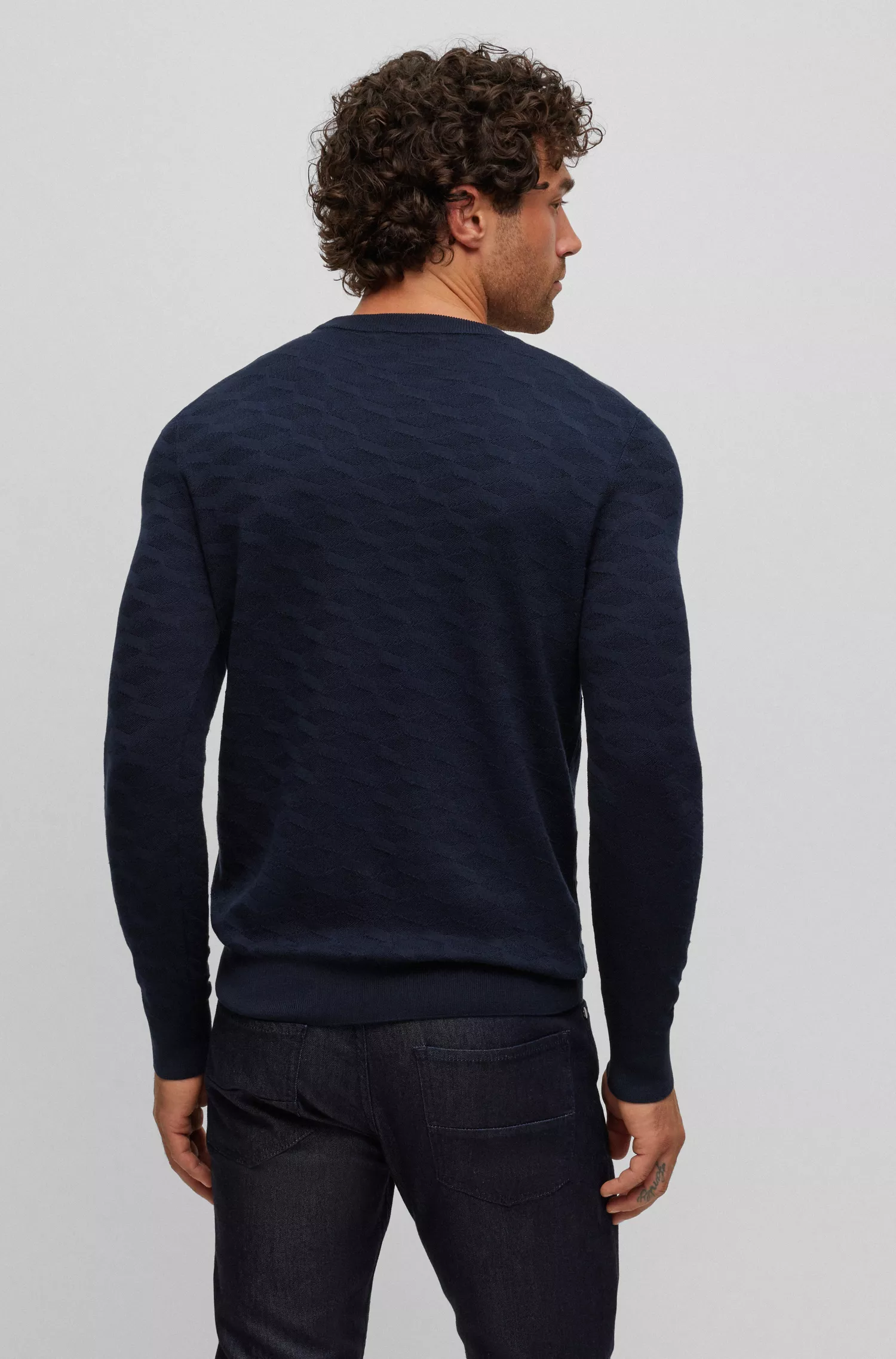 Suéter BOSS em seda cor camelo com estampa jacquard.
