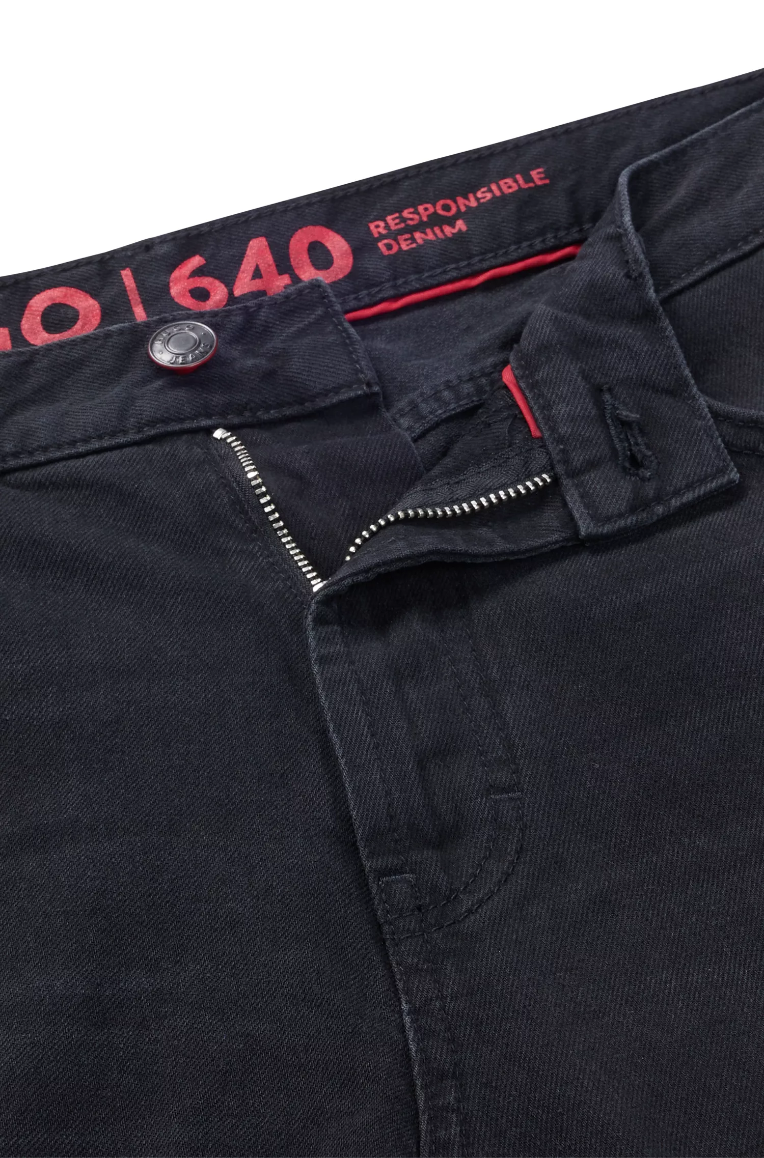 Calça jeans HUGO vermelha, corte regular, em denim rígido preto.