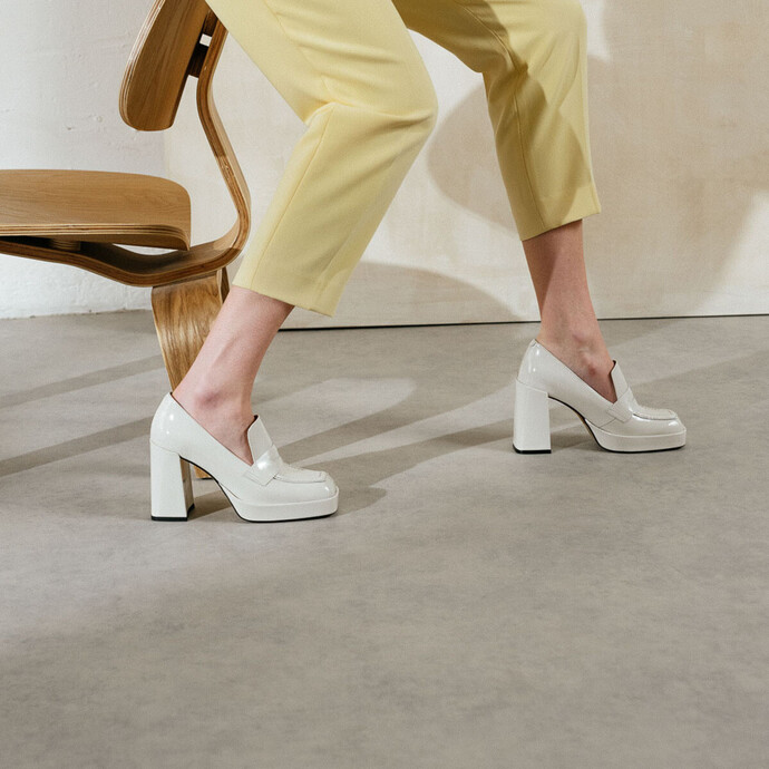 Mocassins à talons  en vernis écru