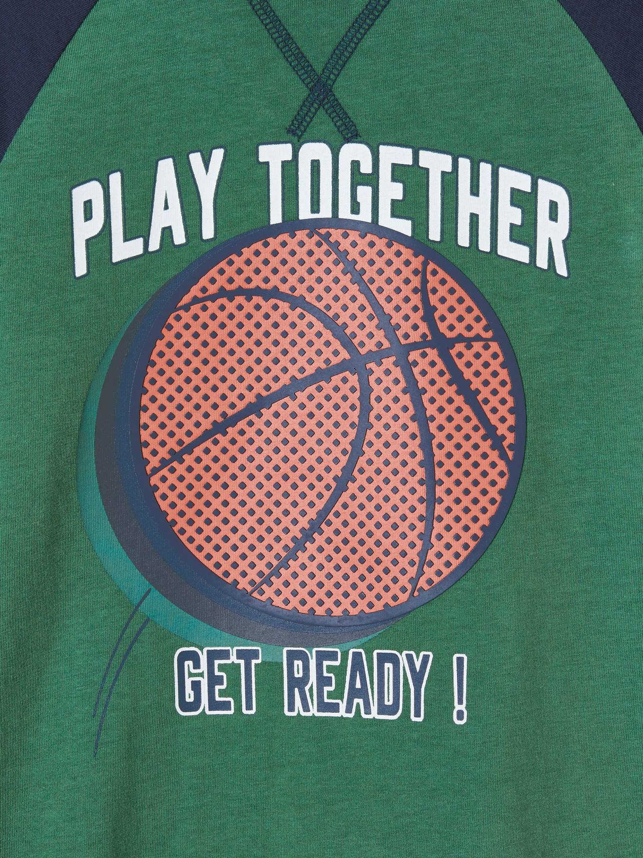 Camiseta esportiva infantil com estampa de bola em relevo e mangas raglan, verde médio liso com detalhes.