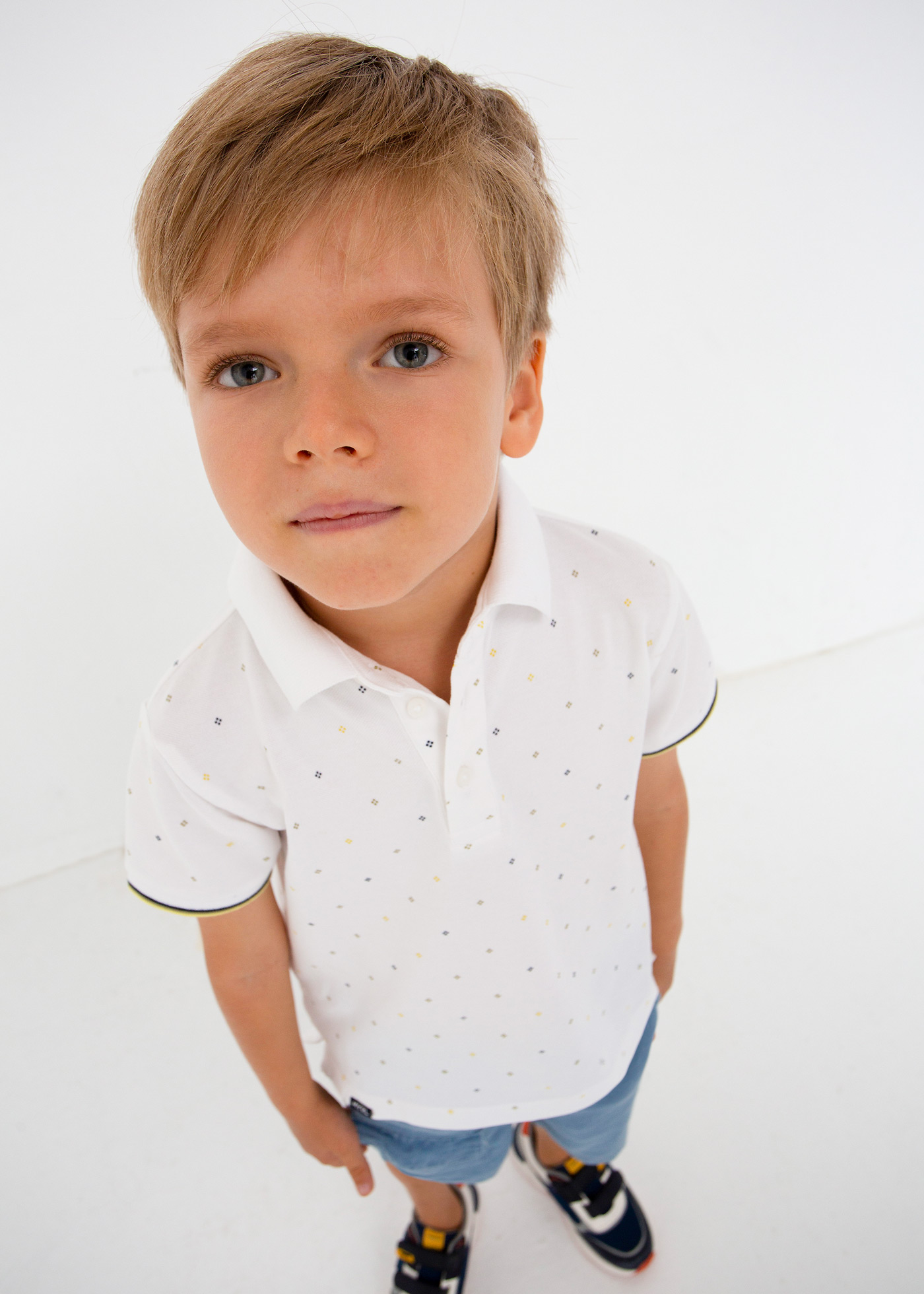 Camisa polo de manga curta com estampa em algodão sustentável para meninos