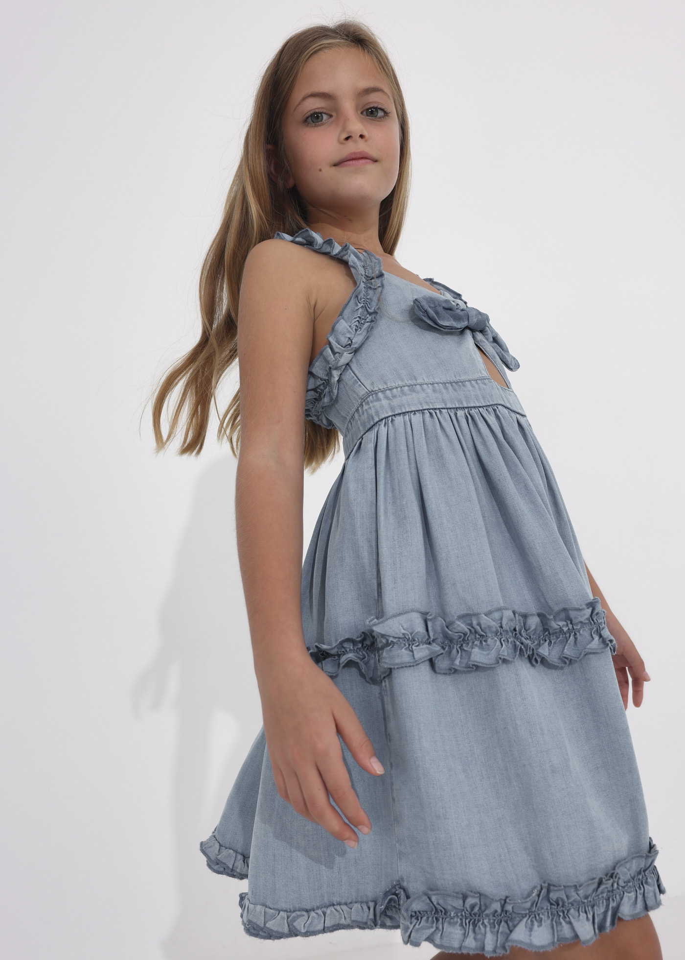 Vestido jeans fluido para meninas, confeccionado em TENCEL™ Lyocell.