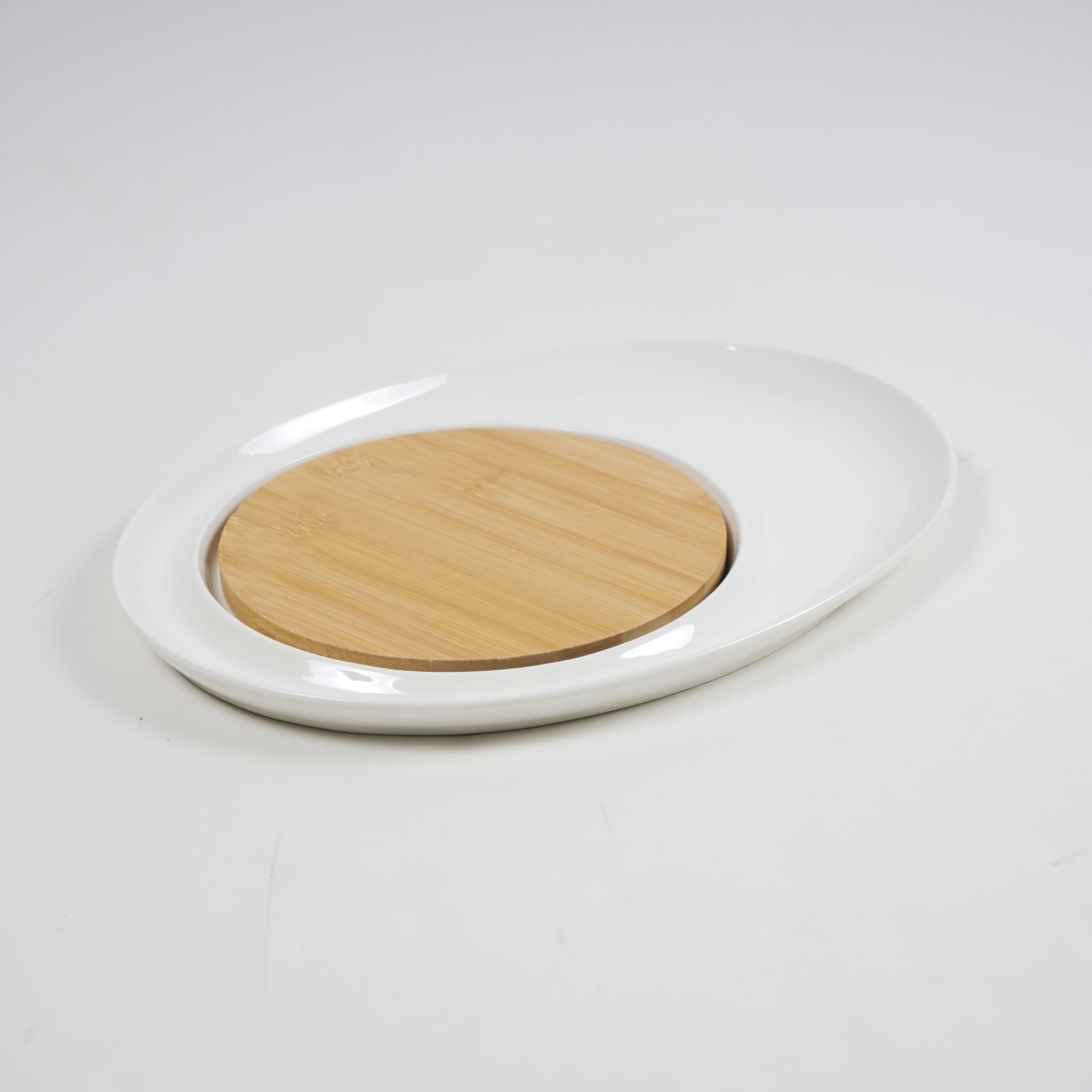 Teller 'Aspergo', mit Bambusplatte, weiß, H 2 cm B 25 cm, L 33 cm zu 17,80
