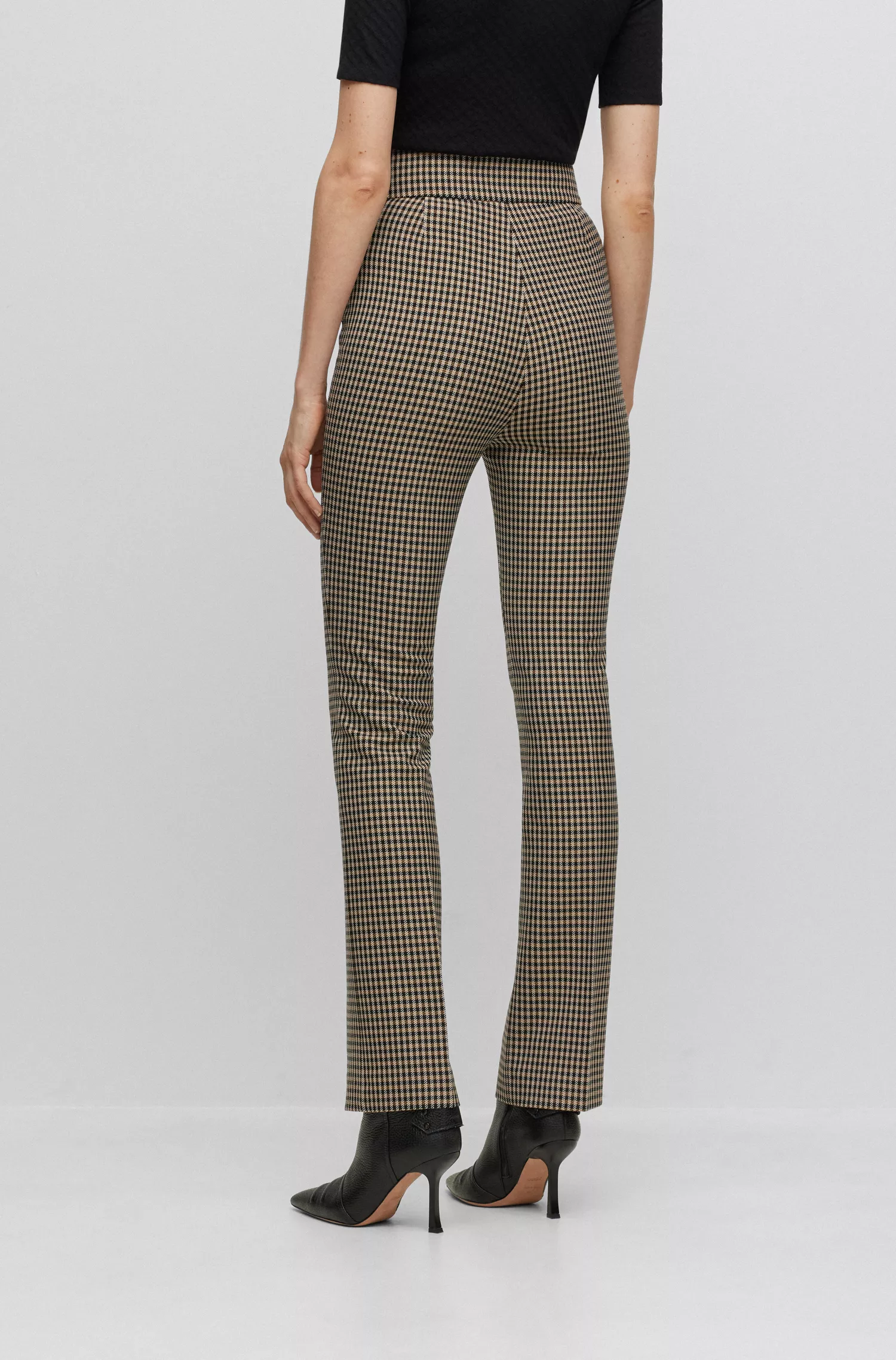 Calça BOSS preta, corte slim, em tecido elástico, com bolsos frontais.