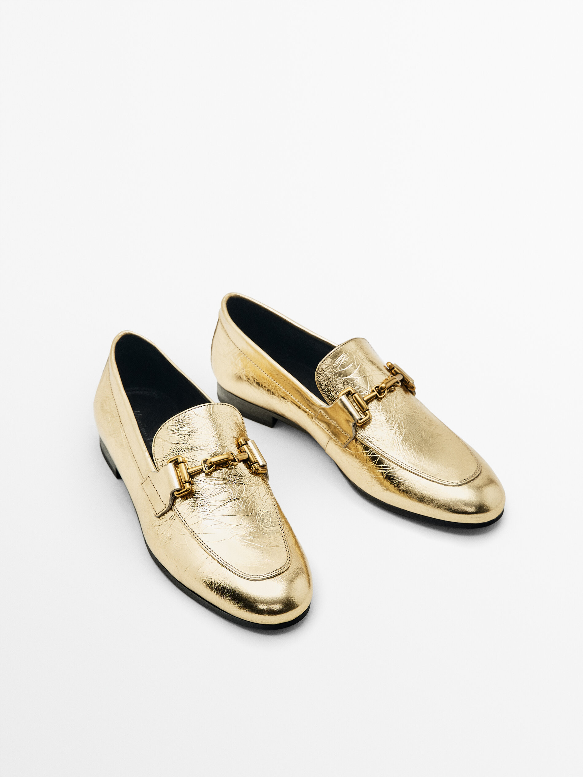 Mocassim em couro craquelado com fivela metálica - DOURADO