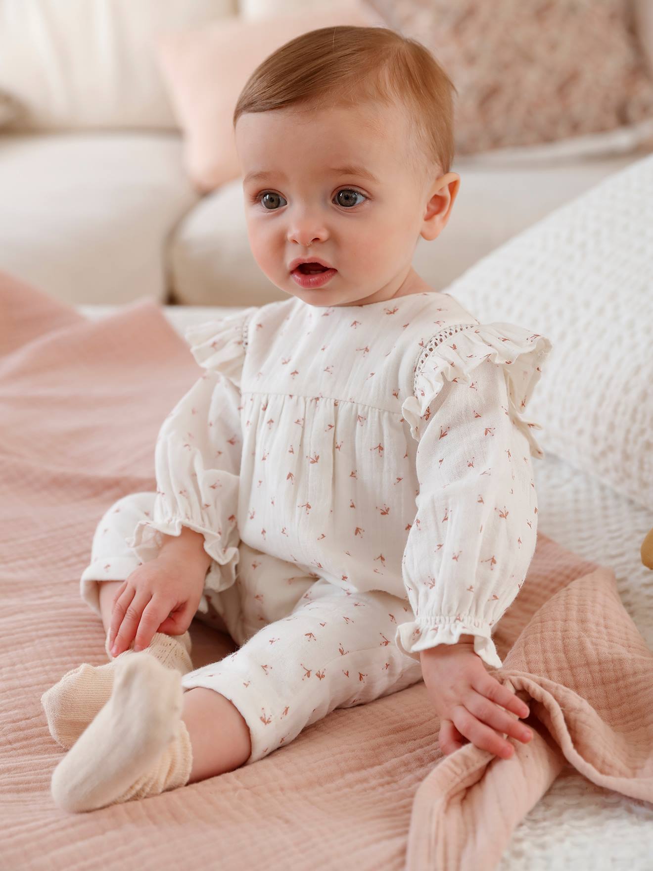 Macacão de chiffon de algodão cru com babados para bebê