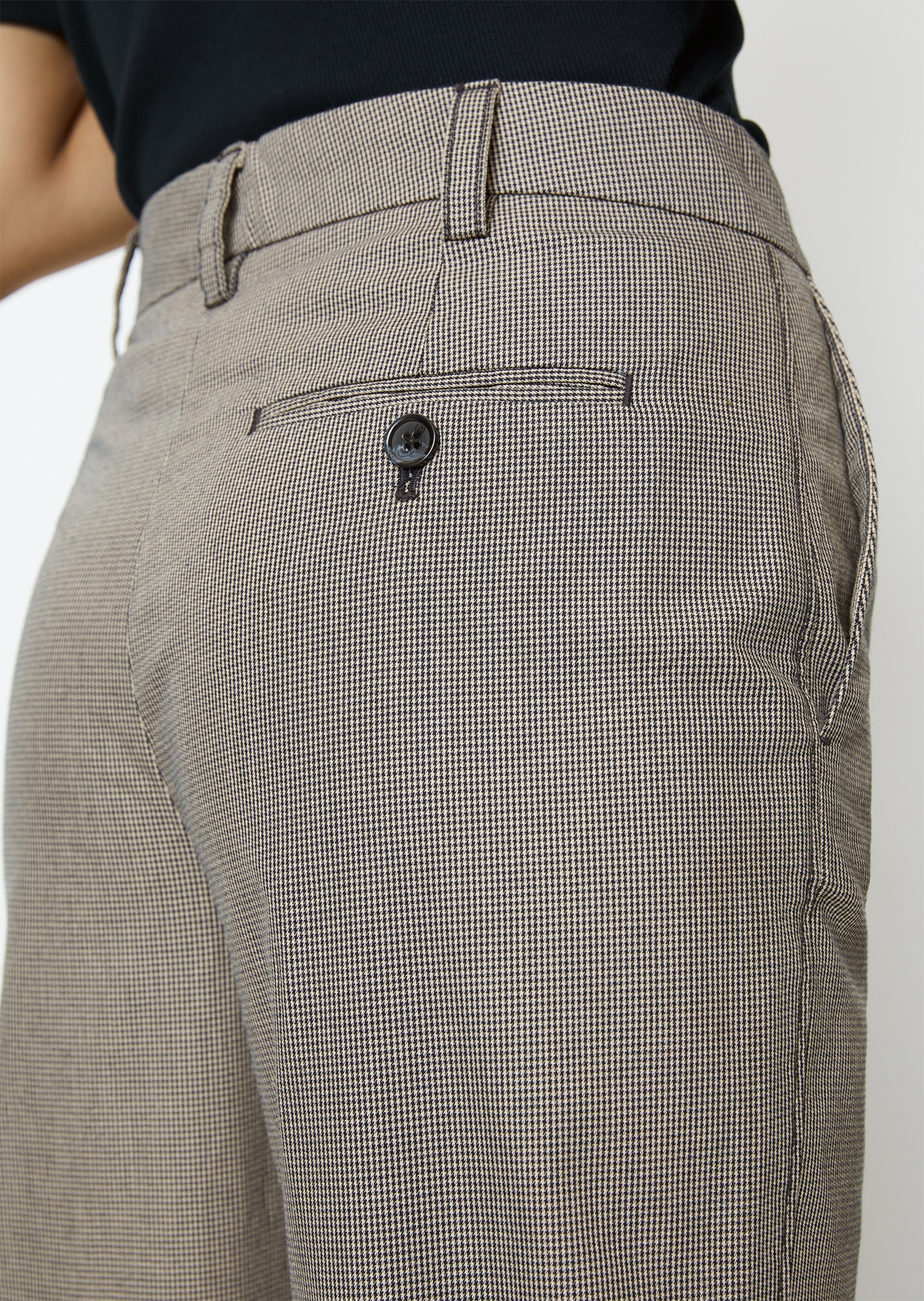 Chino Modell KALNI relaxedmit Mini-Pepita-Muster
