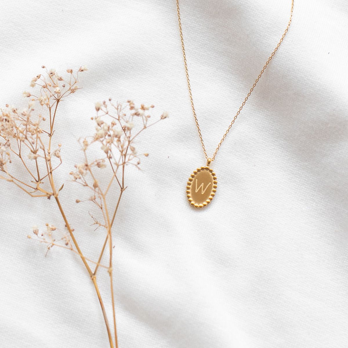 Collier médaillon gravé lettre alphabet