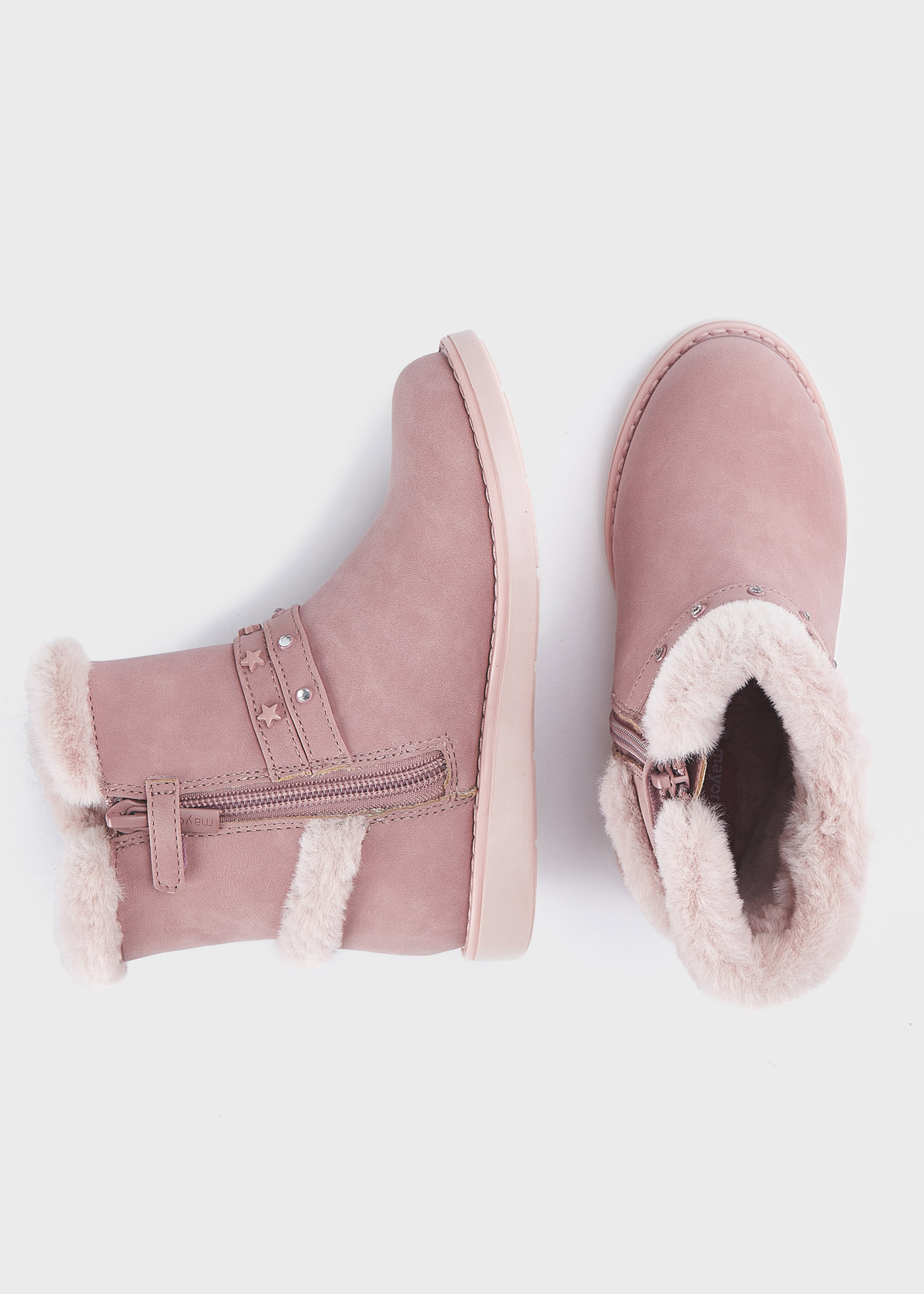 Botas de cano curto com forro e tachas para meninas
