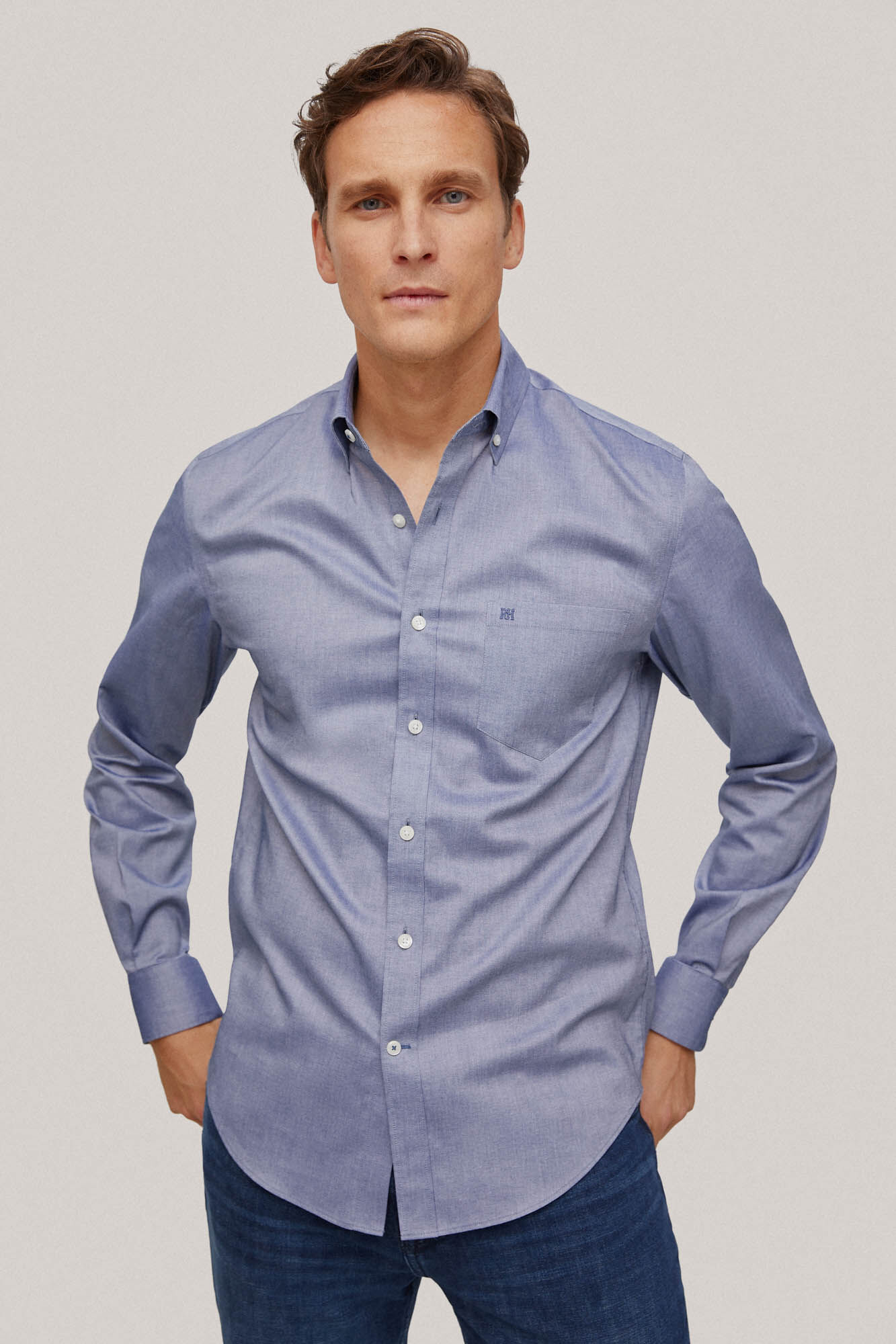 Camisa lisa que não precisa passar e é resistente a manchas - Azul
