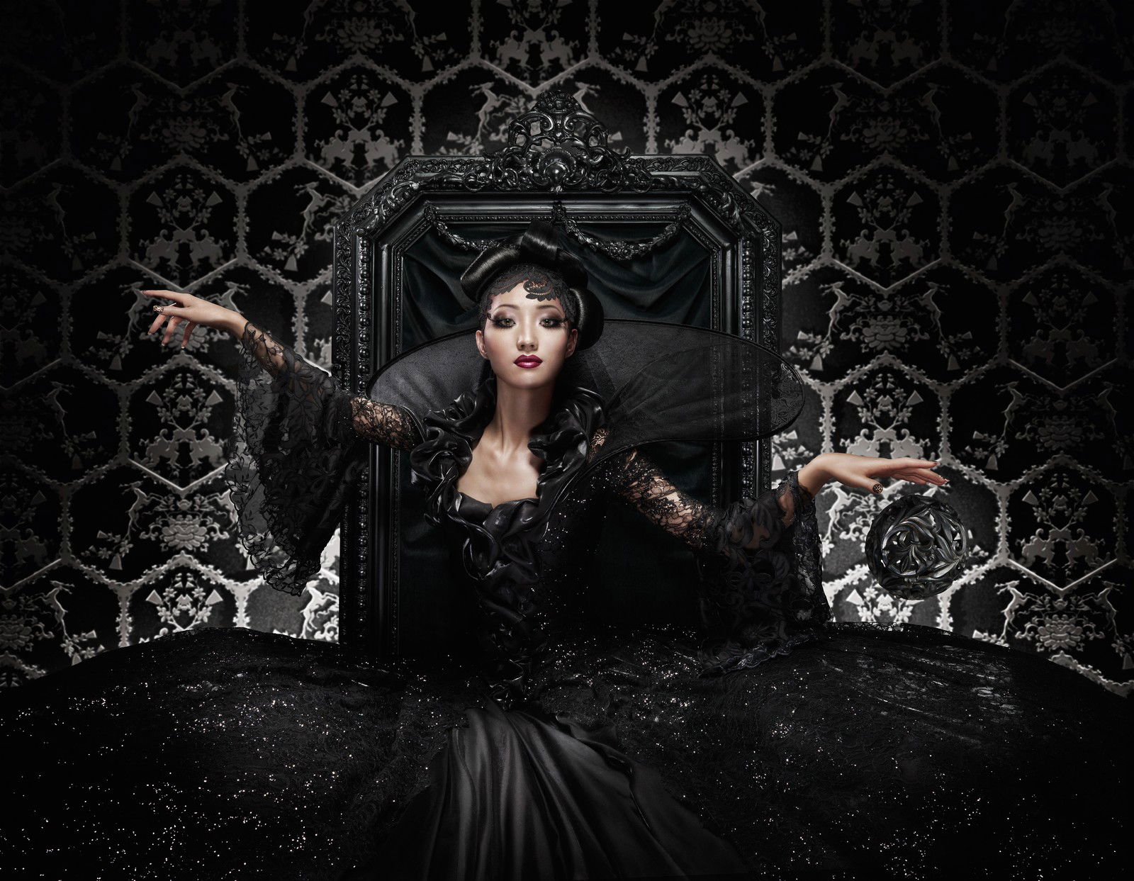 Black Queen by Marcel Wanders - Limited Edition. Edition of: 100. Signed.