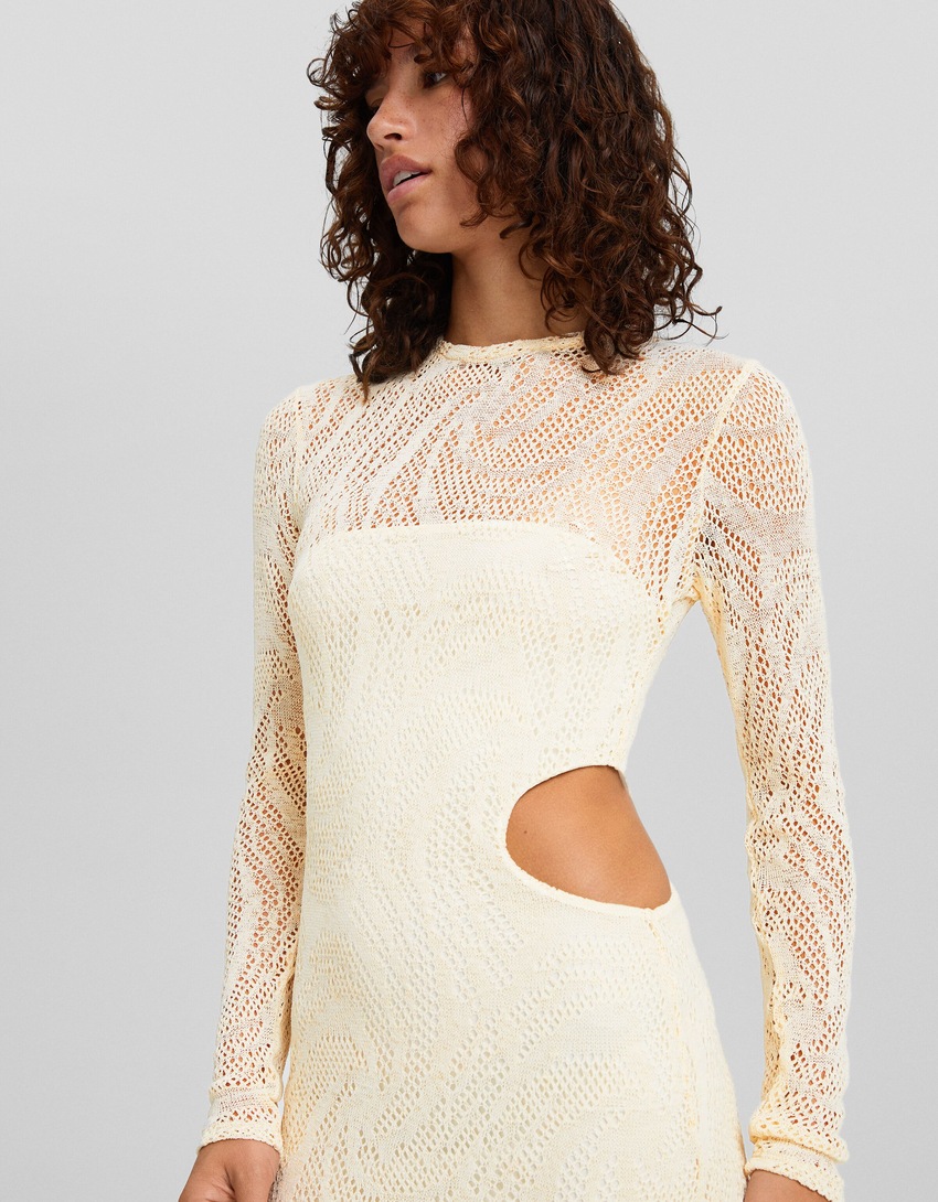 Vestido longo de crochê com recortes e mangas compridas