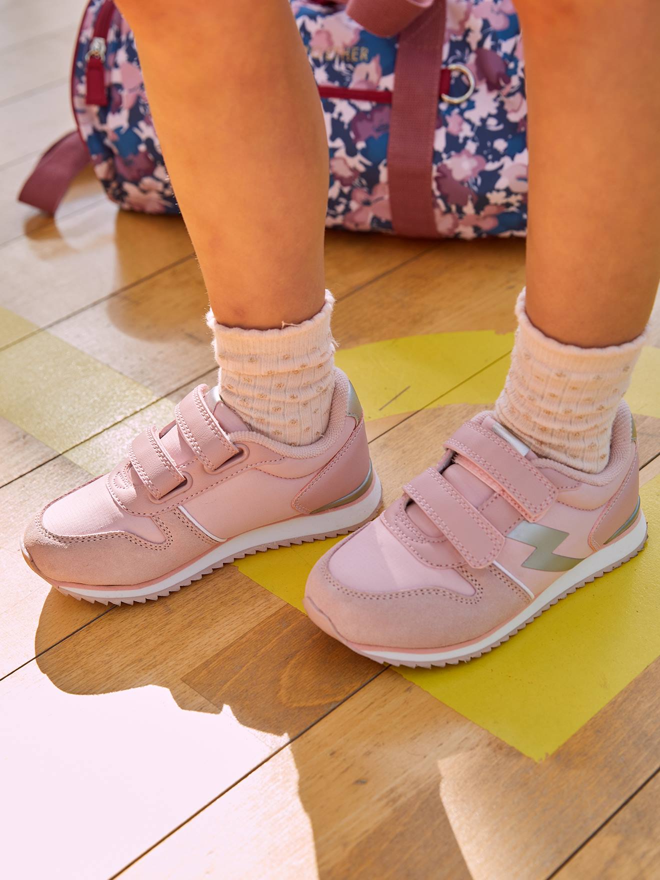 Tênis de corrida lisos, vermelho escuro, para meninas, com fecho de velcro.