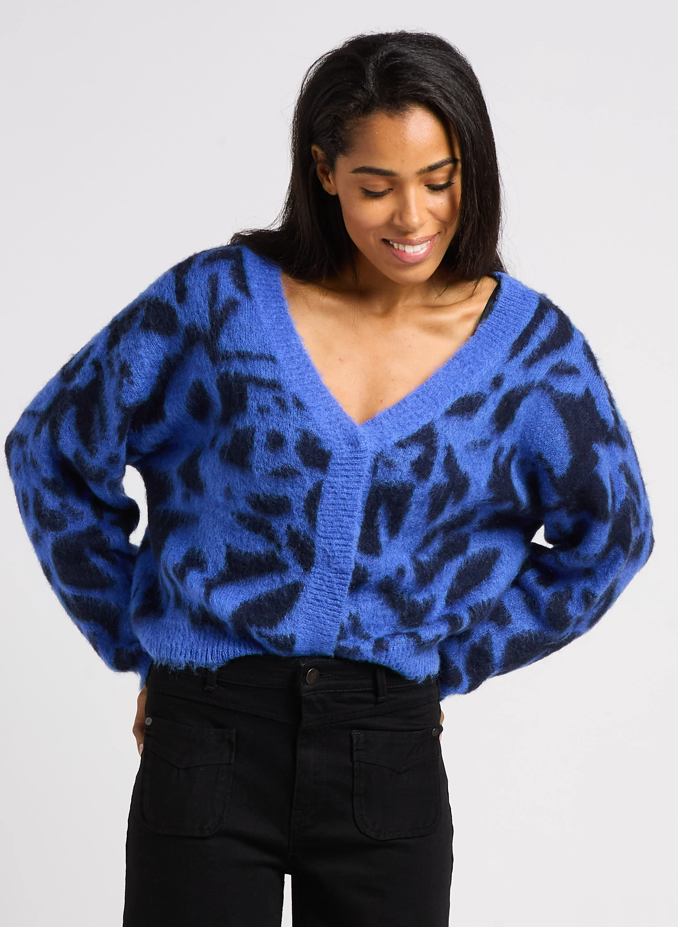 TAMAR - Gilet col V léopard en maille duveteuse | Bleu