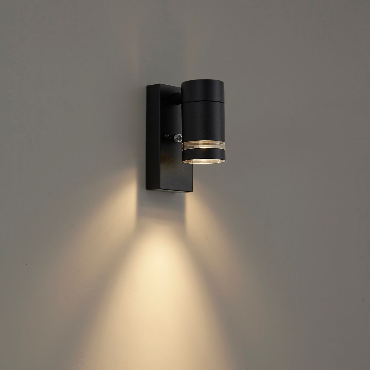 Moderne buiten wandlamp zwart IP44 met schemersensor - Ensam