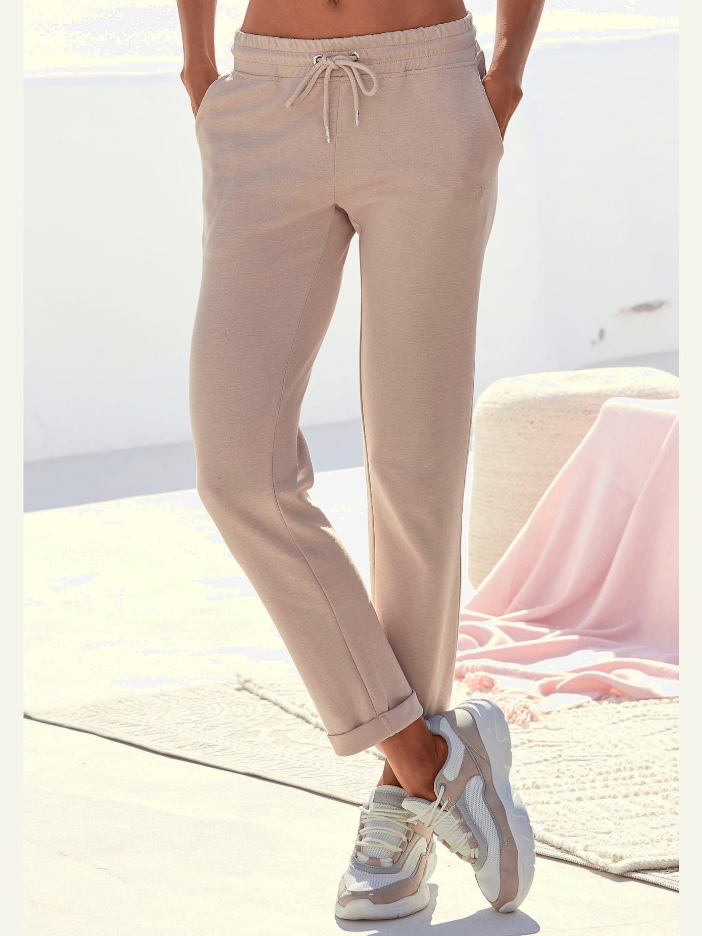 Pantalon basique avec petit logo brodé