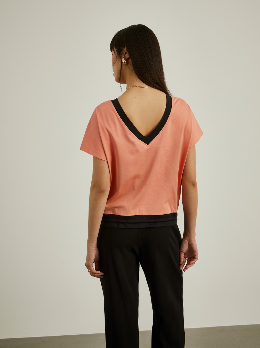 T-shirt color block com cintura ajustável