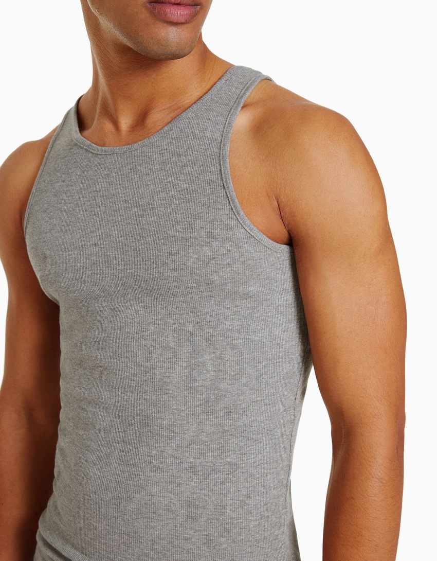 Camiseta canelada com alças finas