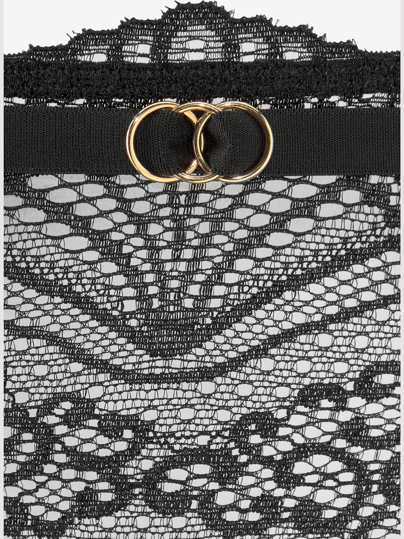 String sexy en maille transparente
