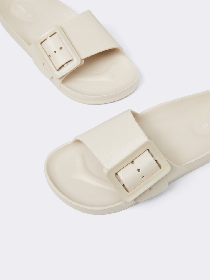 Sandália com fivela - Branco-creme