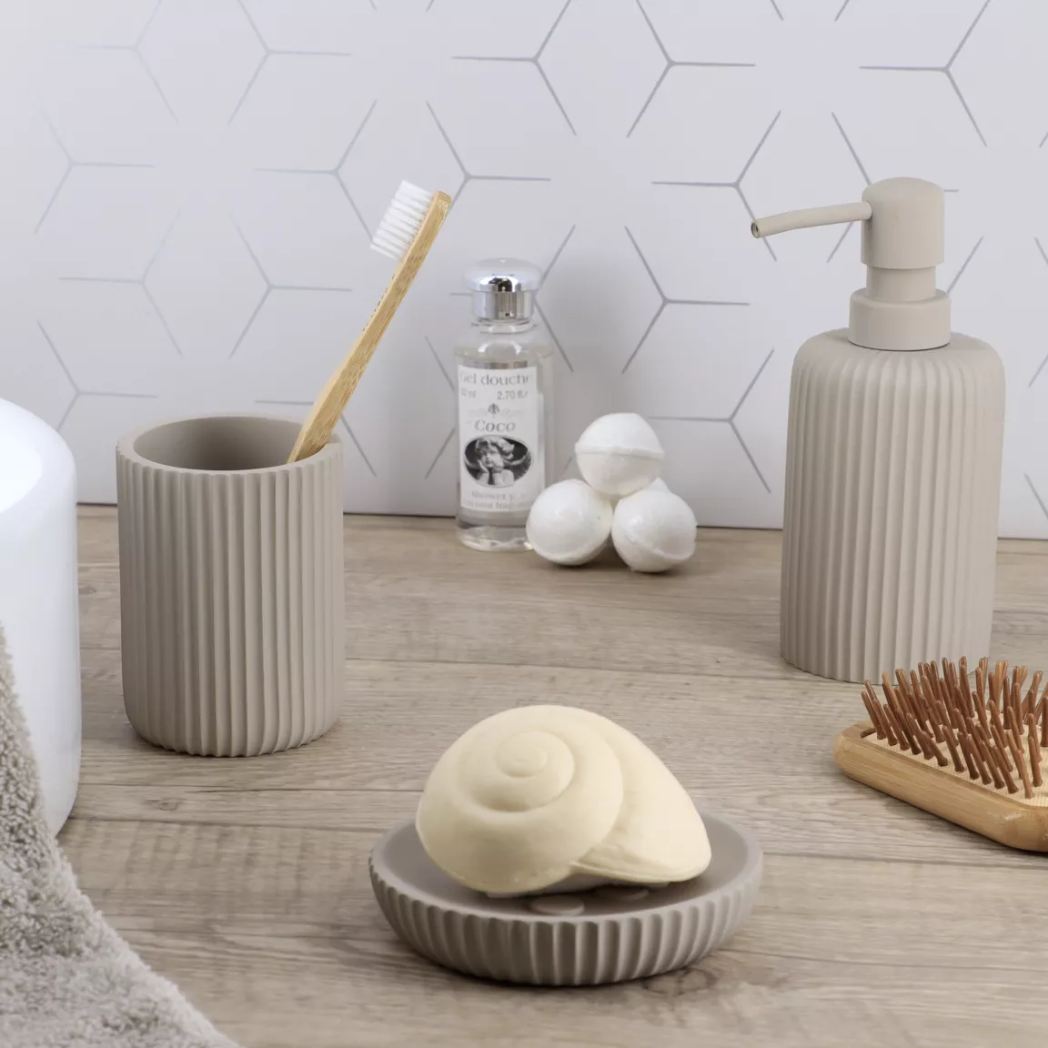 Set d'accessoires salle de bain résine Strié Taupe